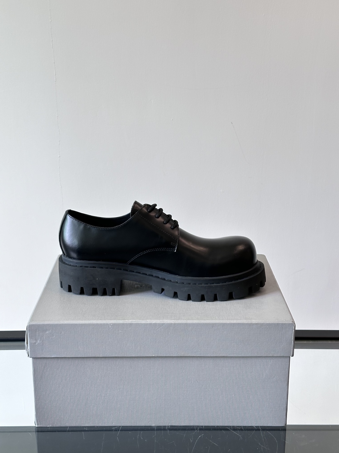 Balenciaga新款锯齿厚底圆头德比鞋 经典鞋头造型，鞋头微翘，造型感十足鞋面则是采用头层牛皮，质感