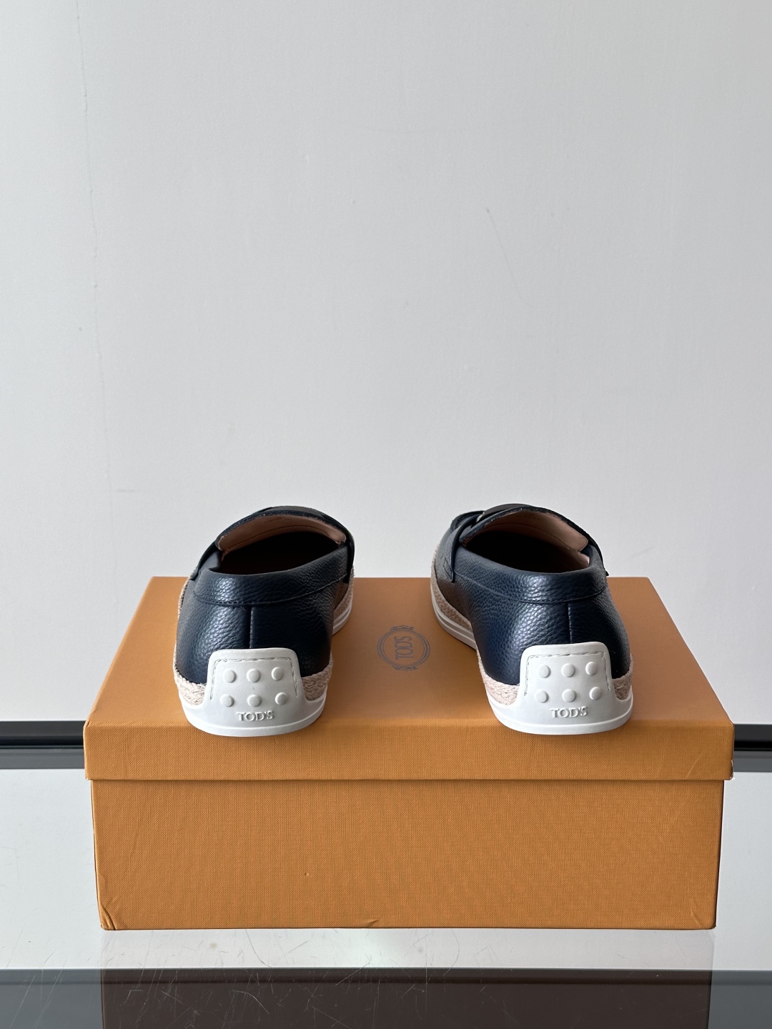 Tod'S/托德斯男士乐福鞋本款乐福鞋以雅致的进口头层牛皮革制成， 配以品牌logo横条装饰，外露手工缝