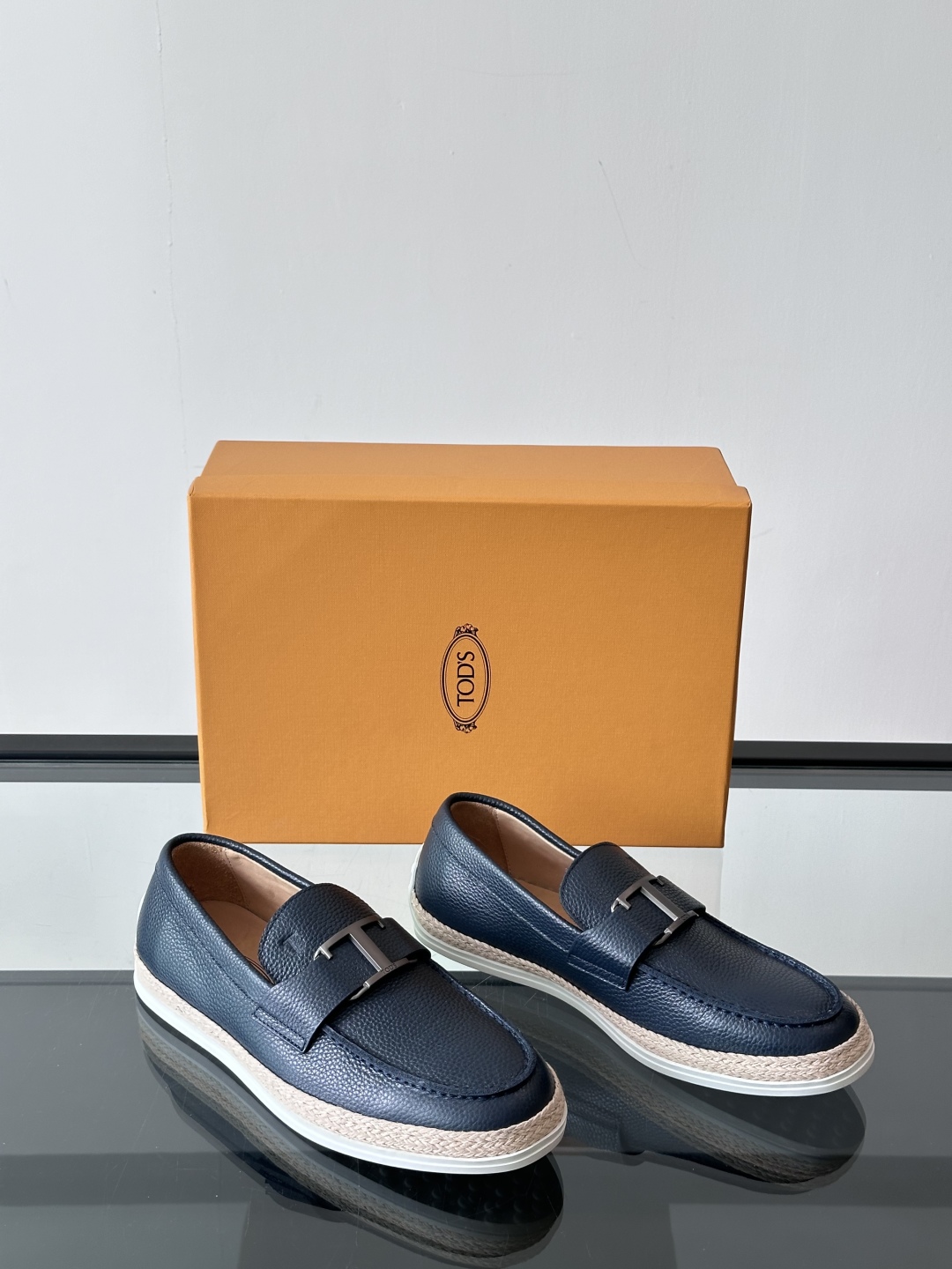 Tod'S/托德斯男士乐福鞋本款乐福鞋以雅致的进口头层牛皮革制成， 配以品牌logo横条装饰，外露手工缝
