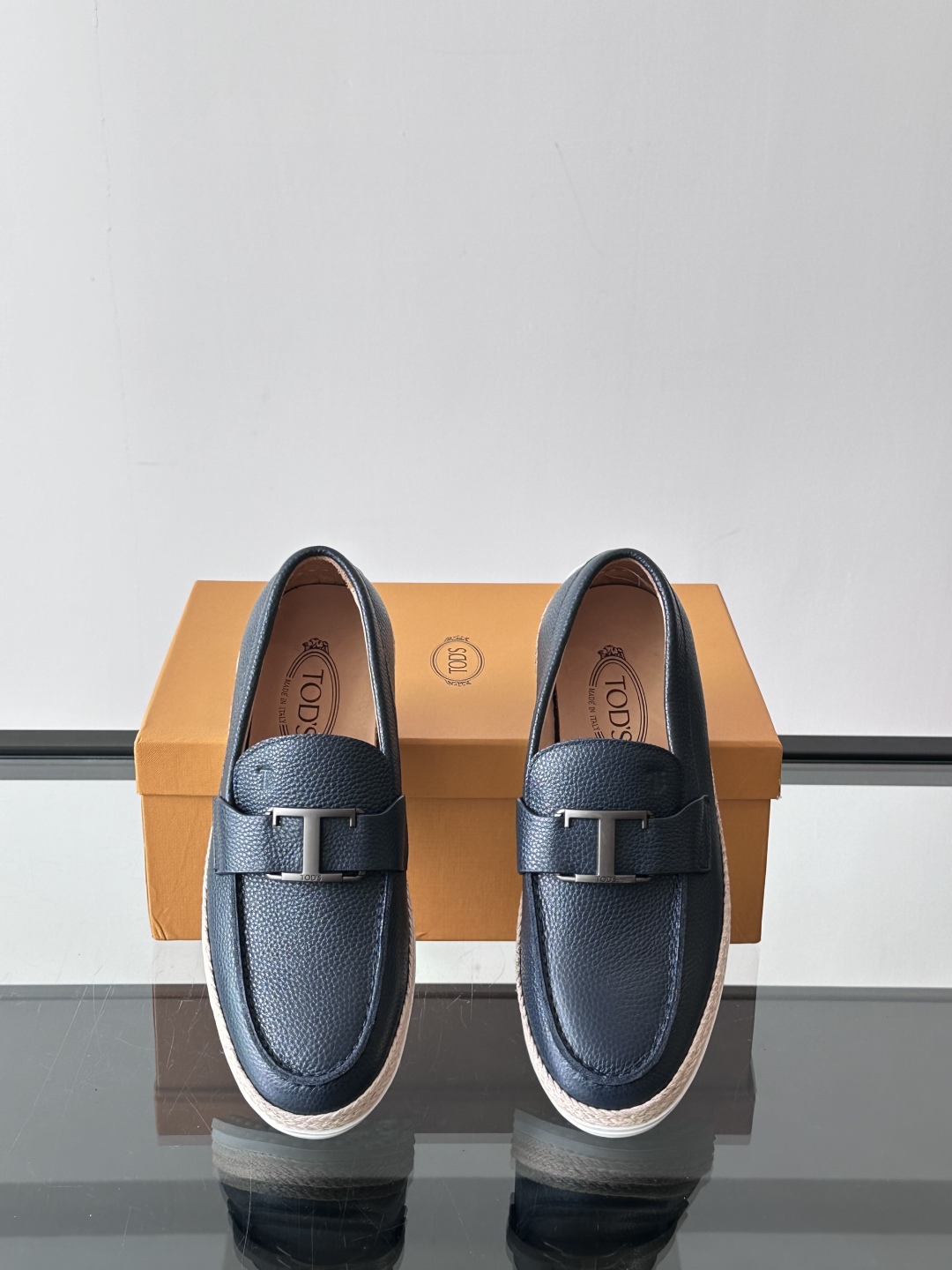 Tod'S/托德斯男士乐福鞋本款乐福鞋以雅致的进口头层牛皮革制成， 配以品牌logo横条装饰，外露手工缝