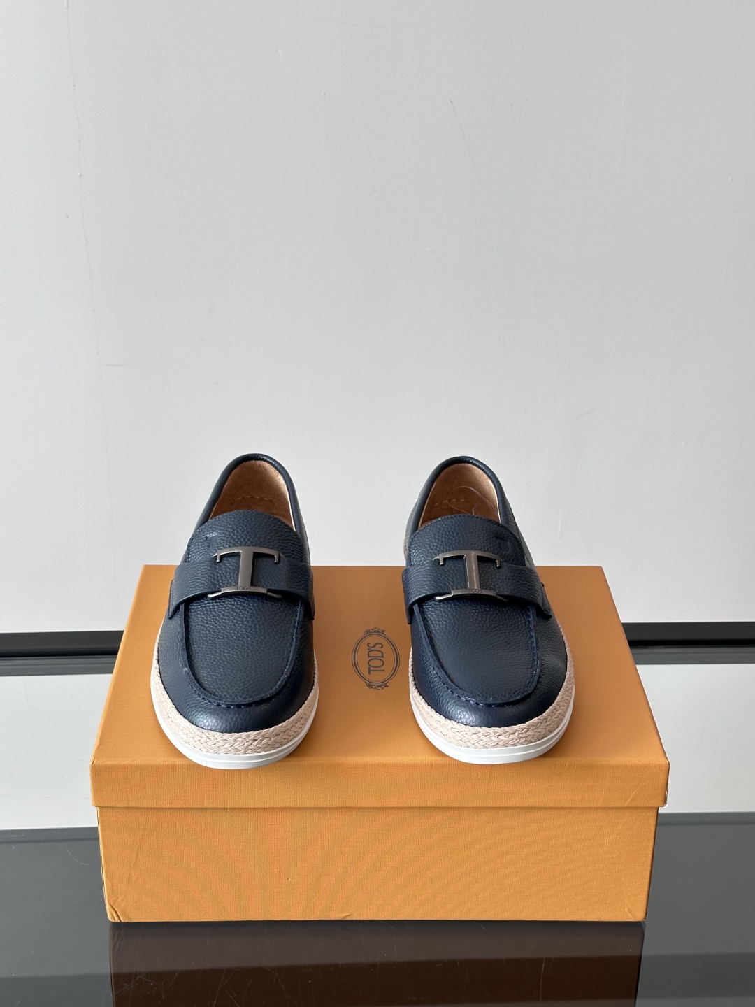 Tod'S/托德斯男士乐福鞋本款乐福鞋以雅致的进口头层牛皮革制成， 配以品牌logo横条装饰，外露手工缝