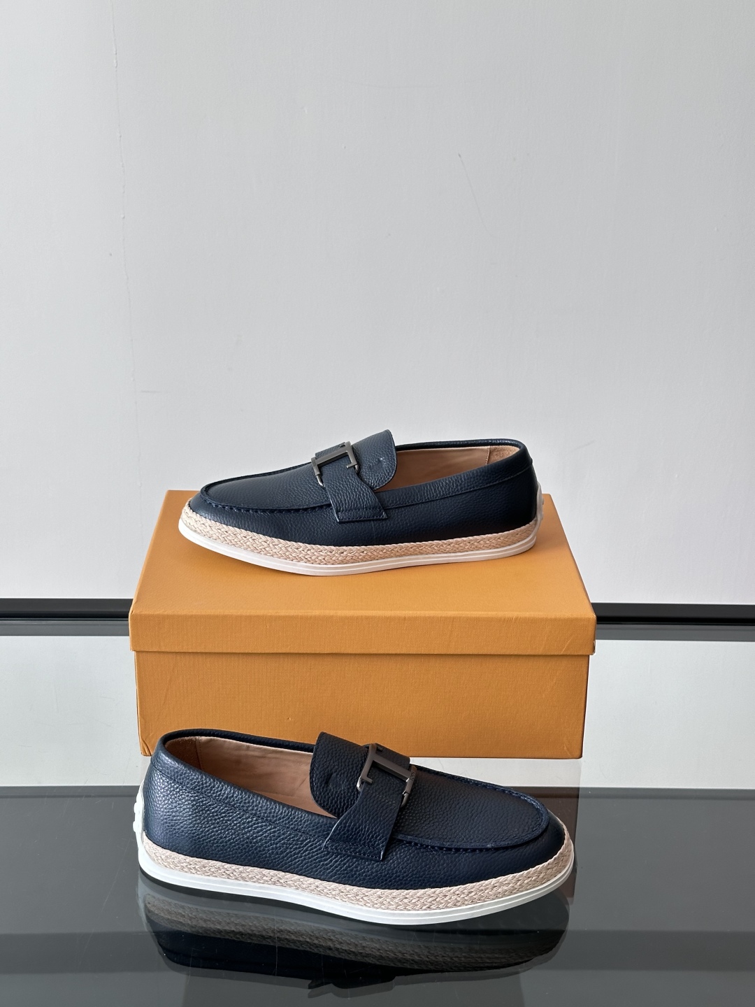 Tod'S/托德斯男士乐福鞋本款乐福鞋以雅致的进口头层牛皮革制成， 配以品牌logo横条装饰，外露手工缝