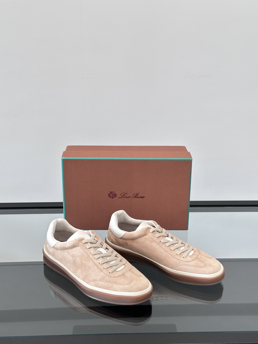 LoroPiana/诺悠翩雅 WeekendWalk情侣款👫新款运动鞋，采用麂皮面料，鞋面绒面革嵌片和内
