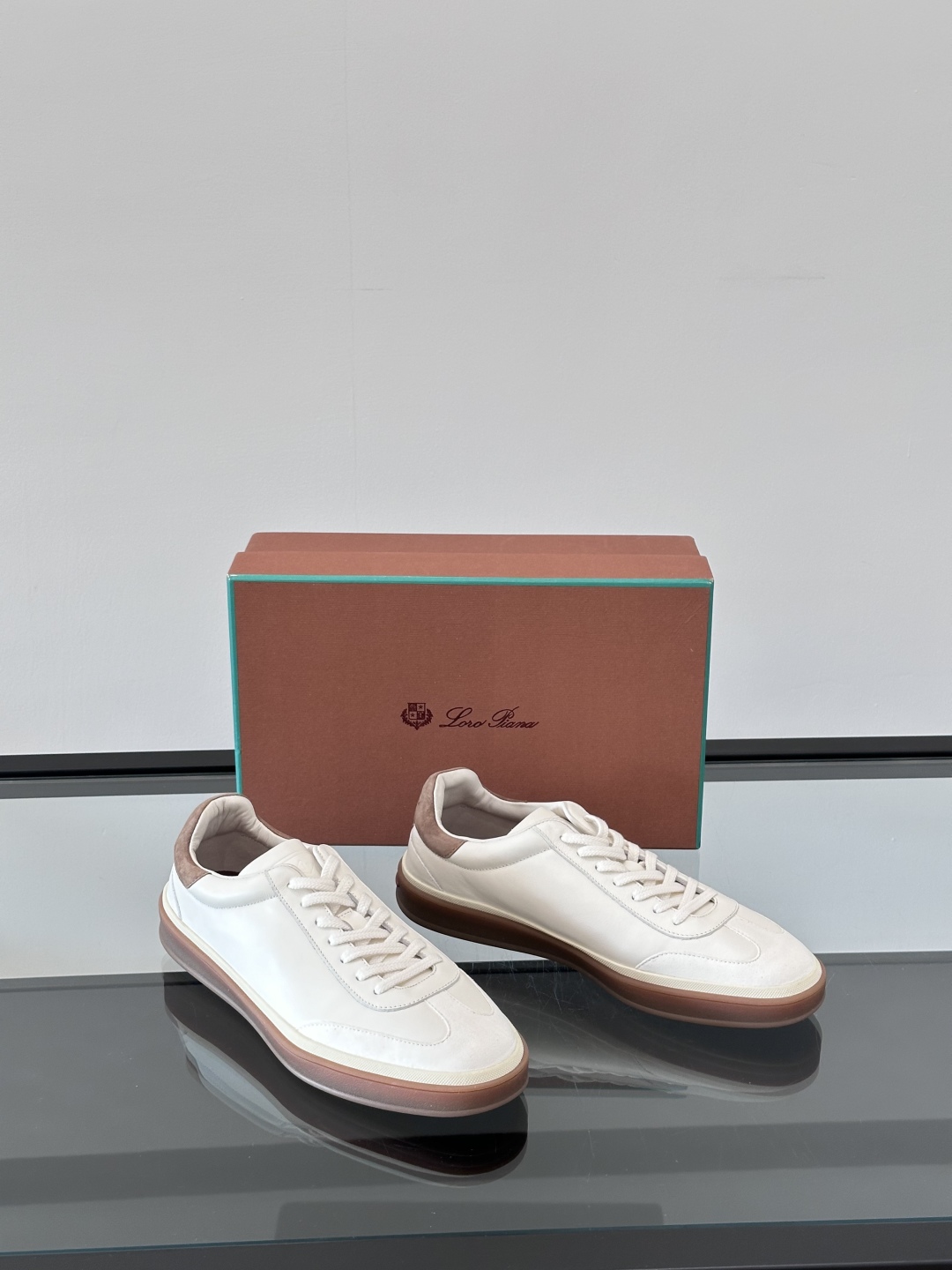 LoroPiana/诺悠翩雅 WeekendWalk情侣款👫新款运动鞋，采用麂皮面料，鞋面绒面革嵌片和内