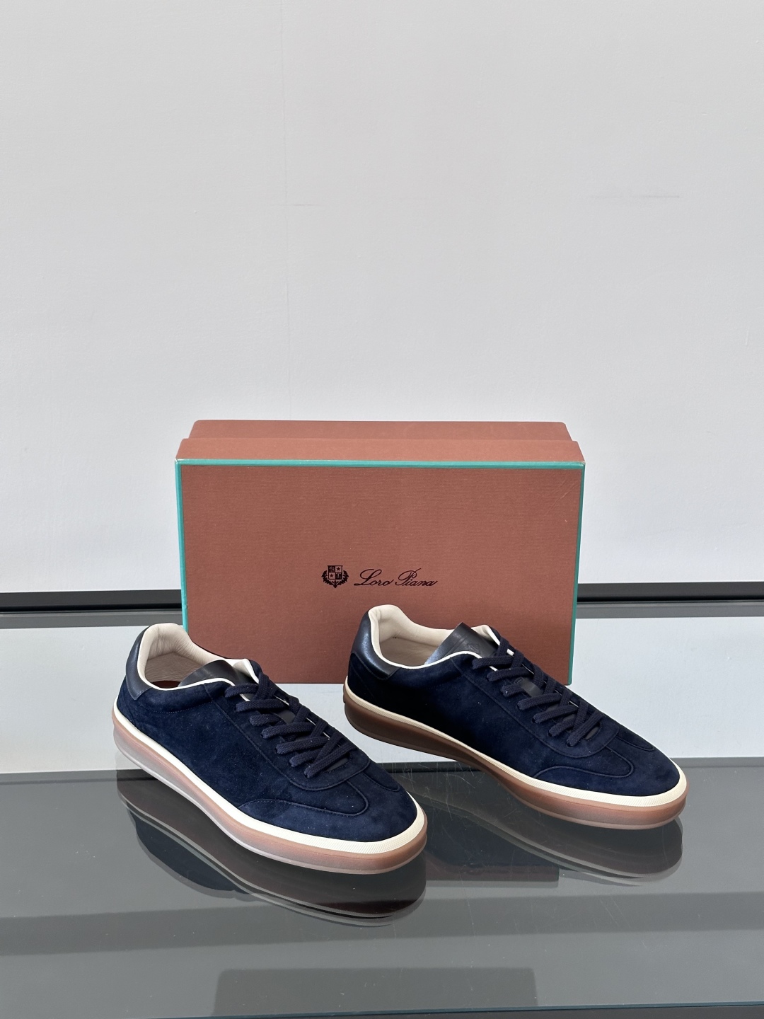 LoroPiana/诺悠翩雅 WeekendWalk情侣款👫新款运动鞋，采用麂皮面料，鞋面绒面革嵌片和内