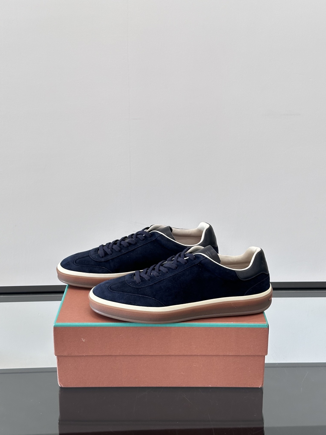 LoroPiana/诺悠翩雅 WeekendWalk情侣款👫新款运动鞋，采用麂皮面料，鞋面绒面革嵌片和内