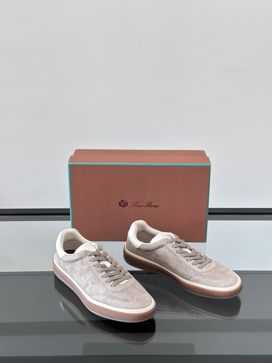 LoroPiana/诺悠翩雅 WeekendWalk情侣款👫新款运动鞋，采用麂皮面料，鞋面绒面革嵌片和内