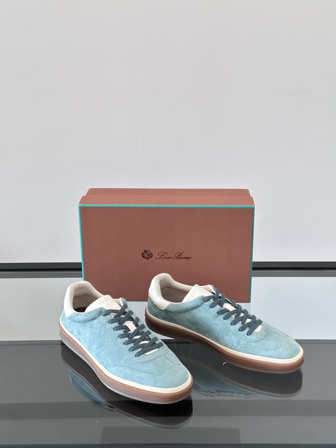 LoroPiana/诺悠翩雅 WeekendWalk情侣款👫新款运动鞋，采用麂皮面料，鞋面绒面革嵌片和内