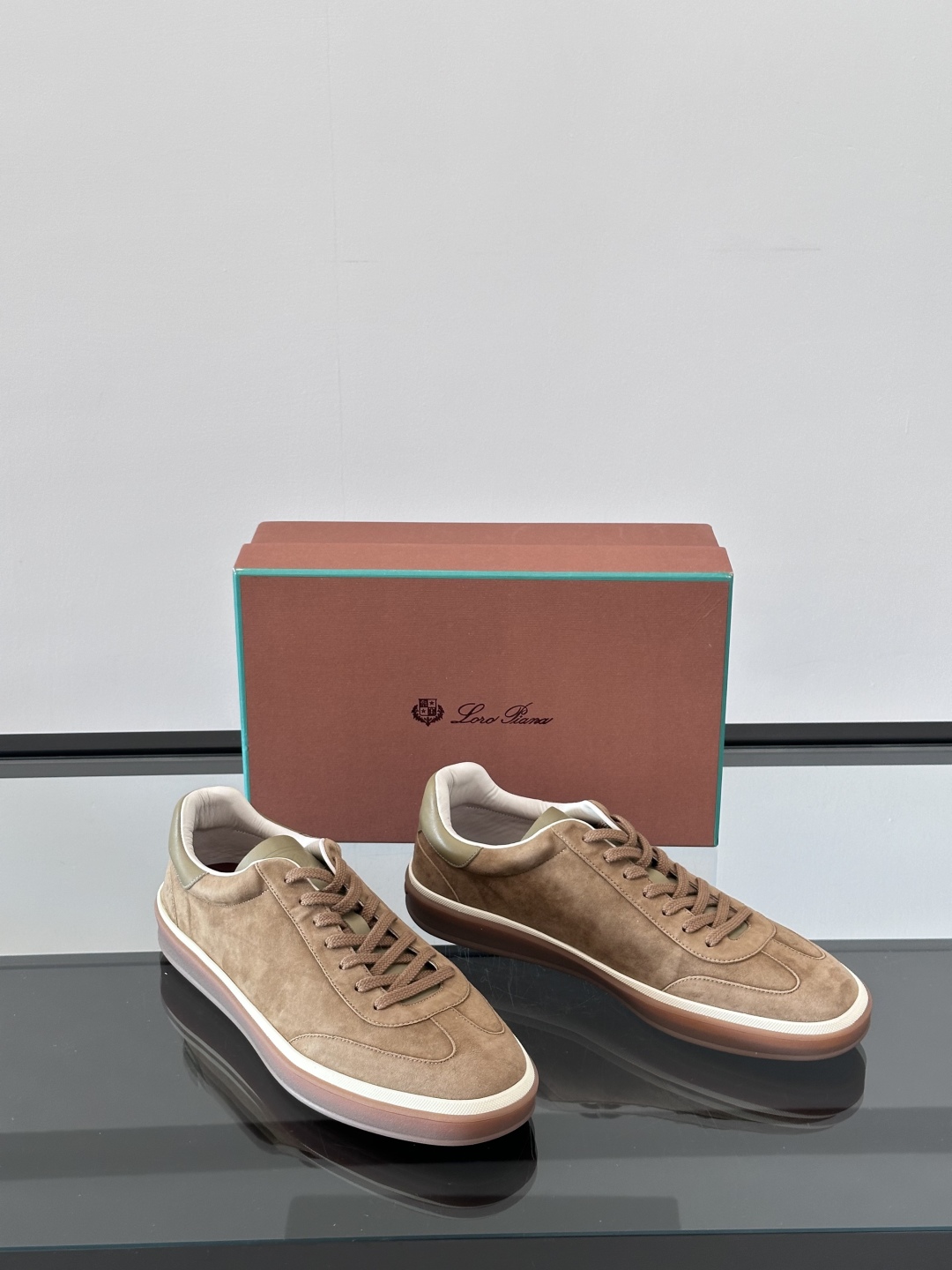 LoroPiana/诺悠翩雅 WeekendWalk情侣款👫新款运动鞋，采用麂皮面料，鞋面绒面革嵌片和内