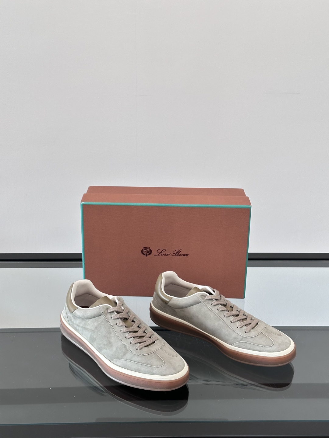 LoroPiana/诺悠翩雅 WeekendWalk情侣款👫新款运动鞋，采用麂皮面料，鞋面绒面革嵌片和内
