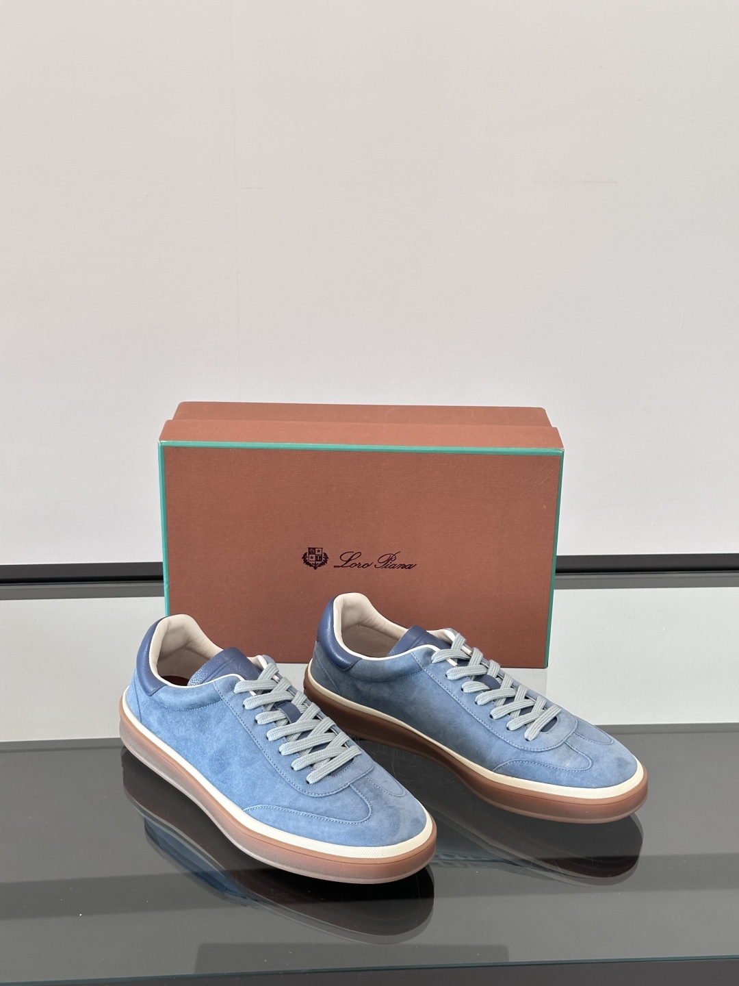 LoroPiana/诺悠翩雅 WeekendWalk情侣款👫新款运动鞋，采用麂皮面料，鞋面绒面革嵌片和内