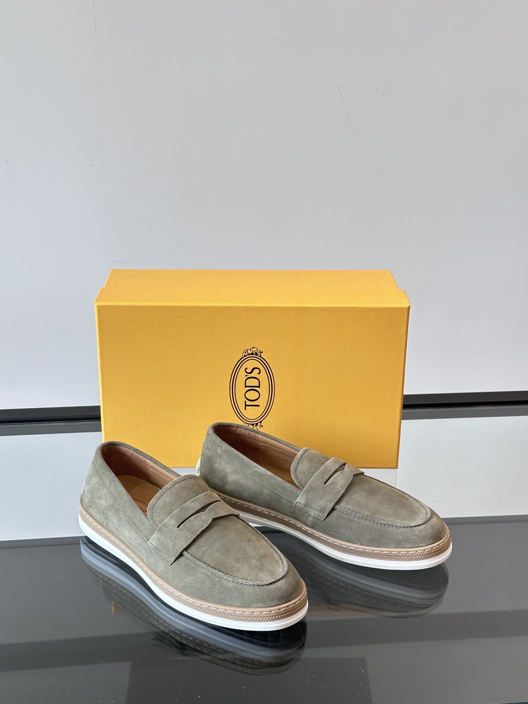  TOD’S/托德斯新款男士乐福休闲鞋，这款鞋选用头层牛皮制成，橡胶大底尽显品牌元素，轻松提升日常造型。