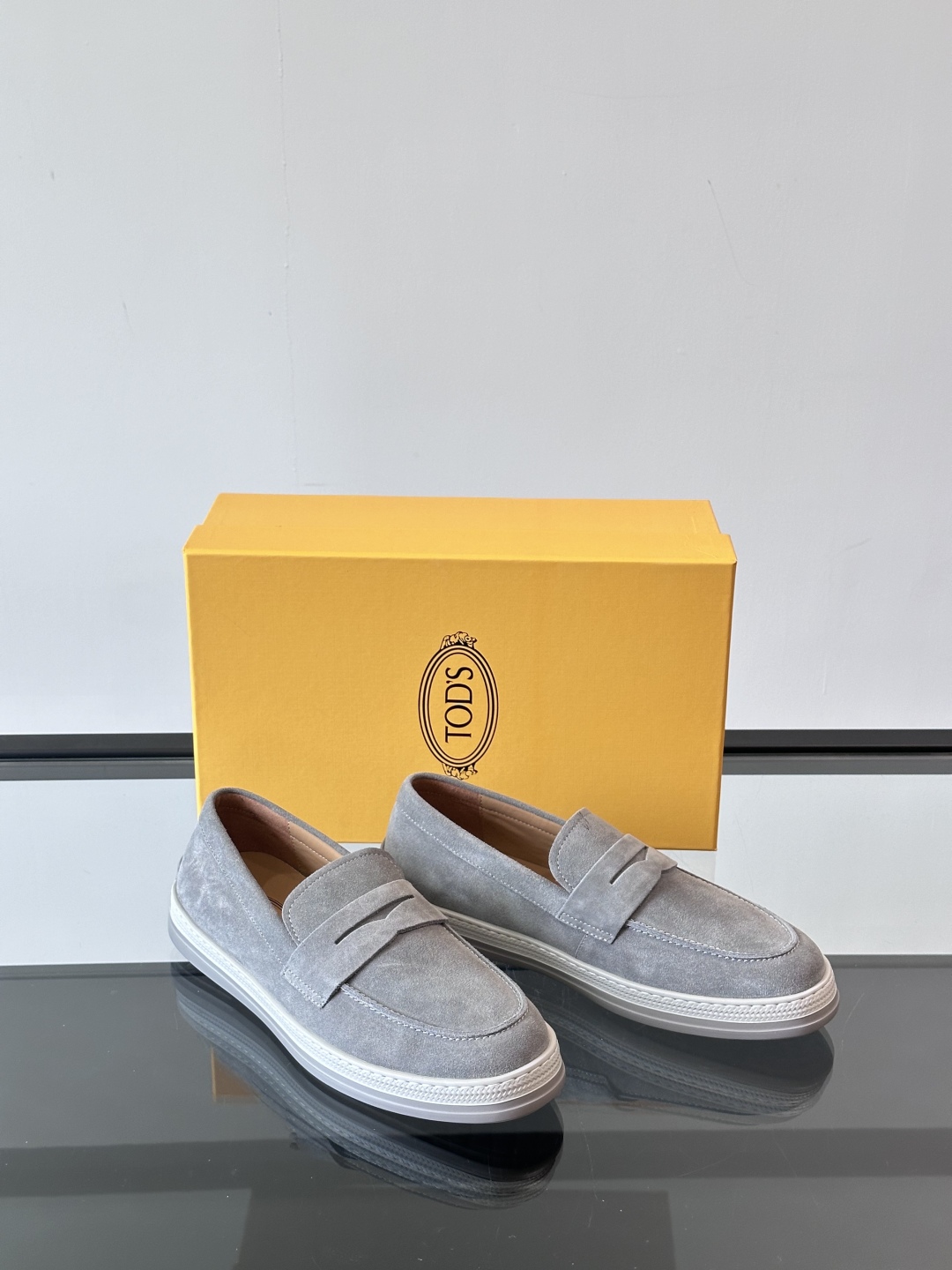  TOD’S/托德斯新款男士乐福休闲鞋，这款鞋选用头层牛皮制成，橡胶大底尽显品牌元素，轻松提升日常造型。