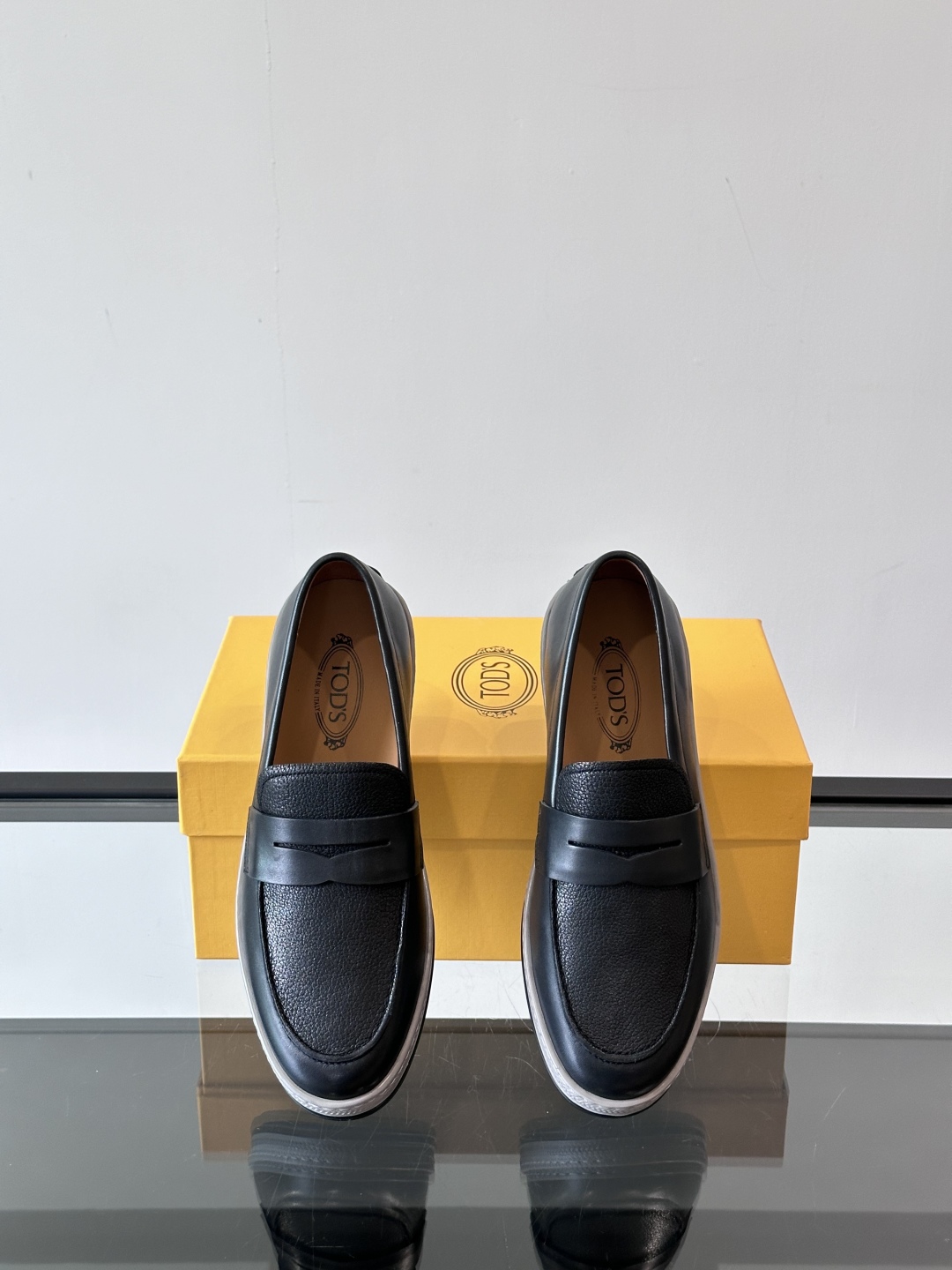  TOD’S/托德斯新款男士乐福休闲鞋，这款鞋选用头层牛皮制成，橡胶大底尽显品牌元素，轻松提升日常造型。