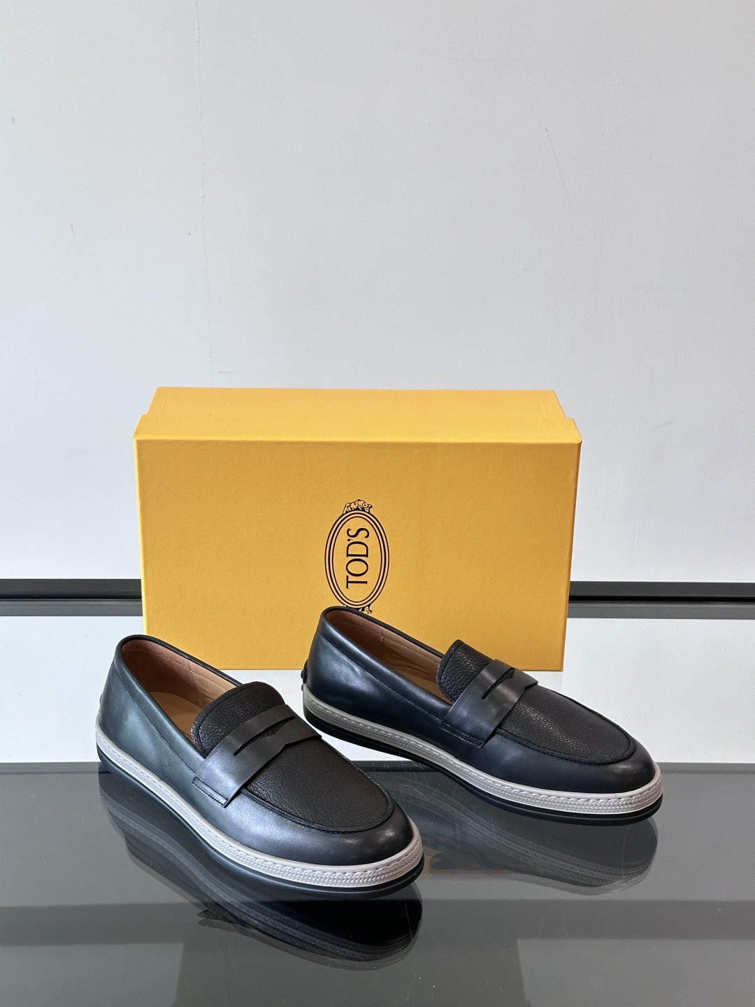  TOD’S/托德斯新款男士乐福休闲鞋，这款鞋选用头层牛皮制成，橡胶大底尽显品牌元素，轻松提升日常造型。