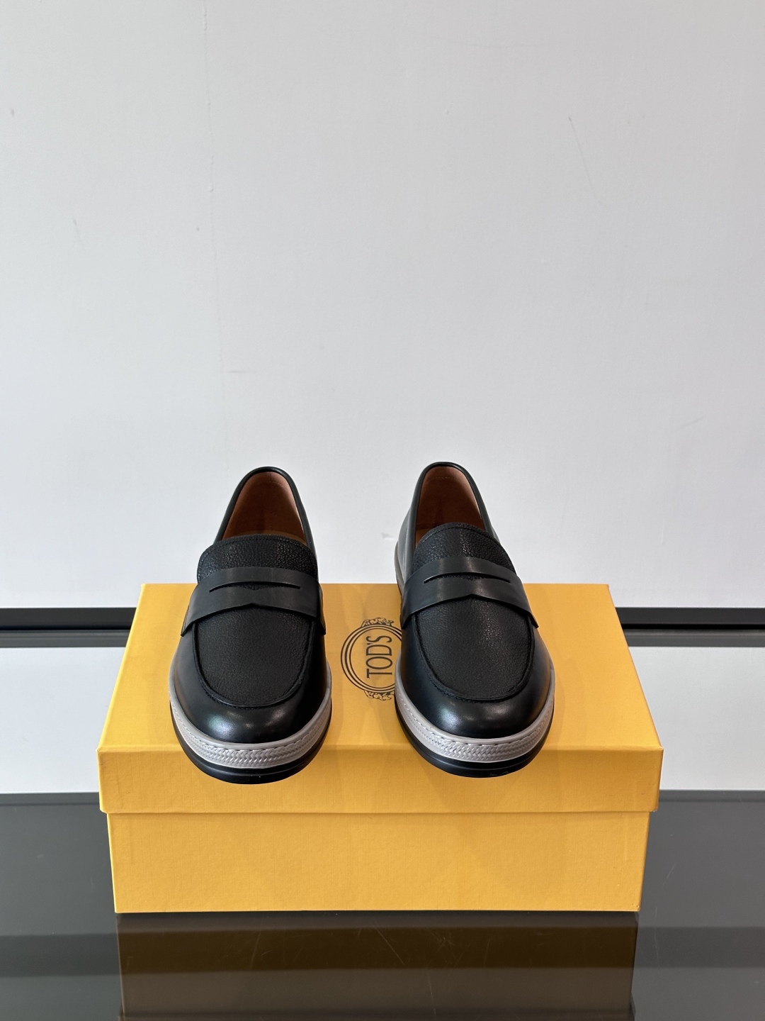  TOD’S/托德斯新款男士乐福休闲鞋，这款鞋选用头层牛皮制成，橡胶大底尽显品牌元素，轻松提升日常造型。