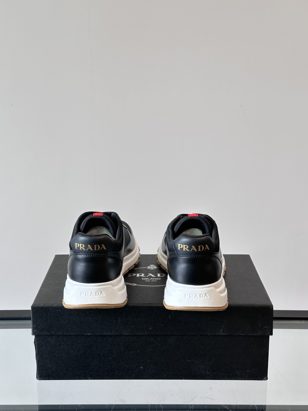 Prad*普拉达春夏新品男士高端运动鞋，这款运动鞋时尚百搭，简洁现代，融合运动风格和精致细节。选用进口牛