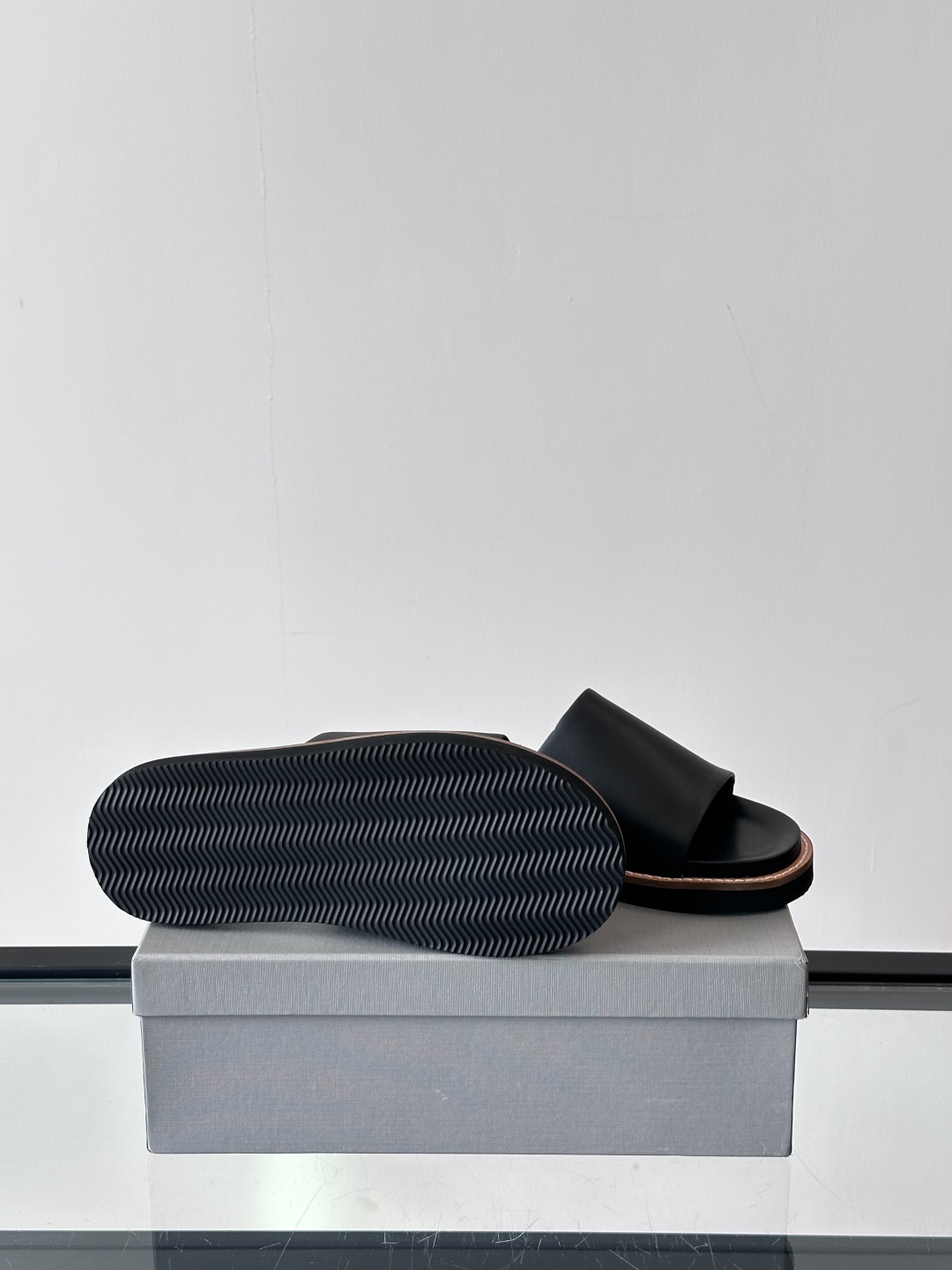 Brunello Cucinelli BC新款男士牛皮凉鞋拖鞋，高端精品，气质优雅并存，采用进口小牛皮前