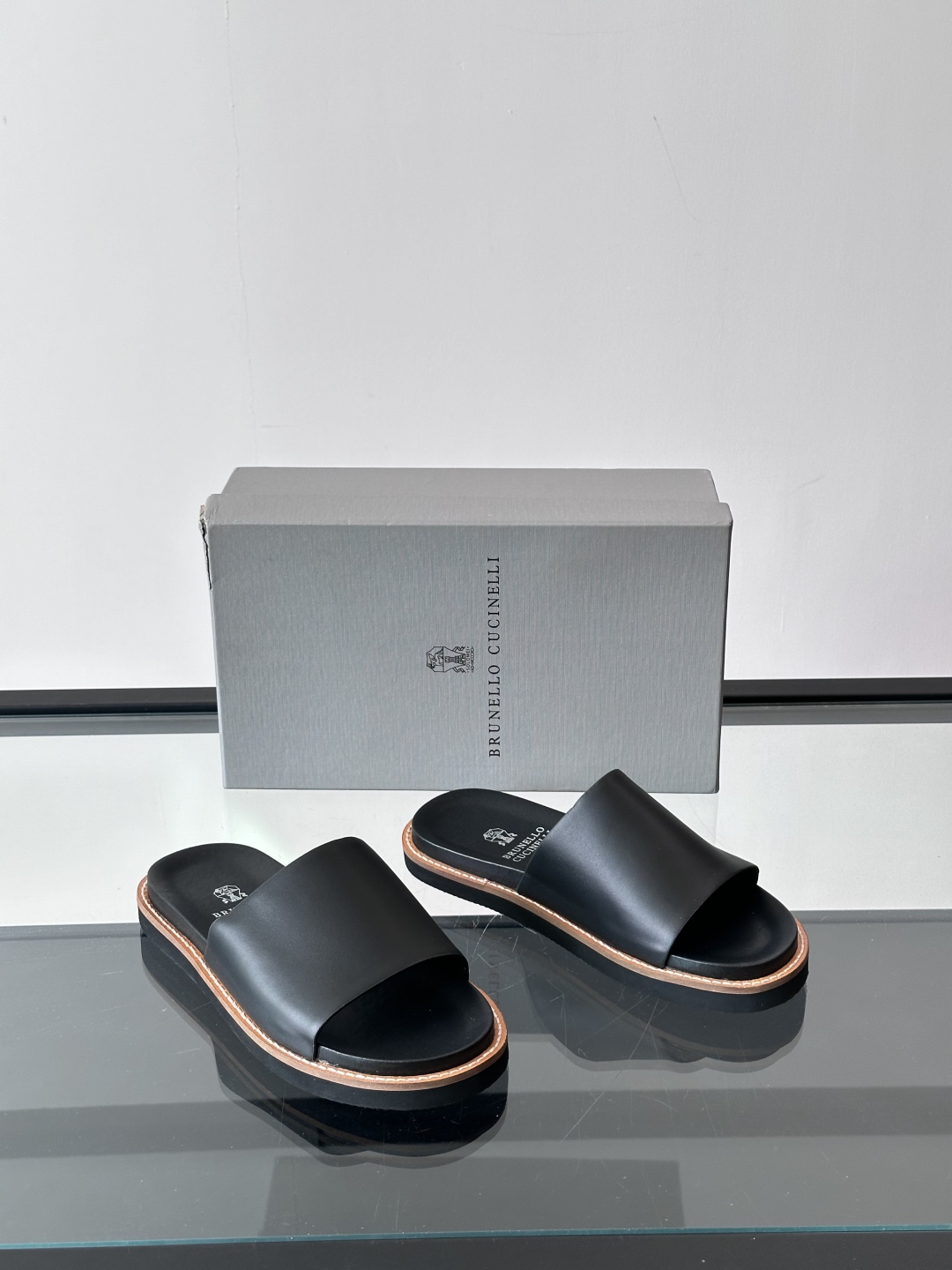 Brunello Cucinelli BC新款男士牛皮凉鞋拖鞋，高端精品，气质优雅并存，采用进口小牛皮前