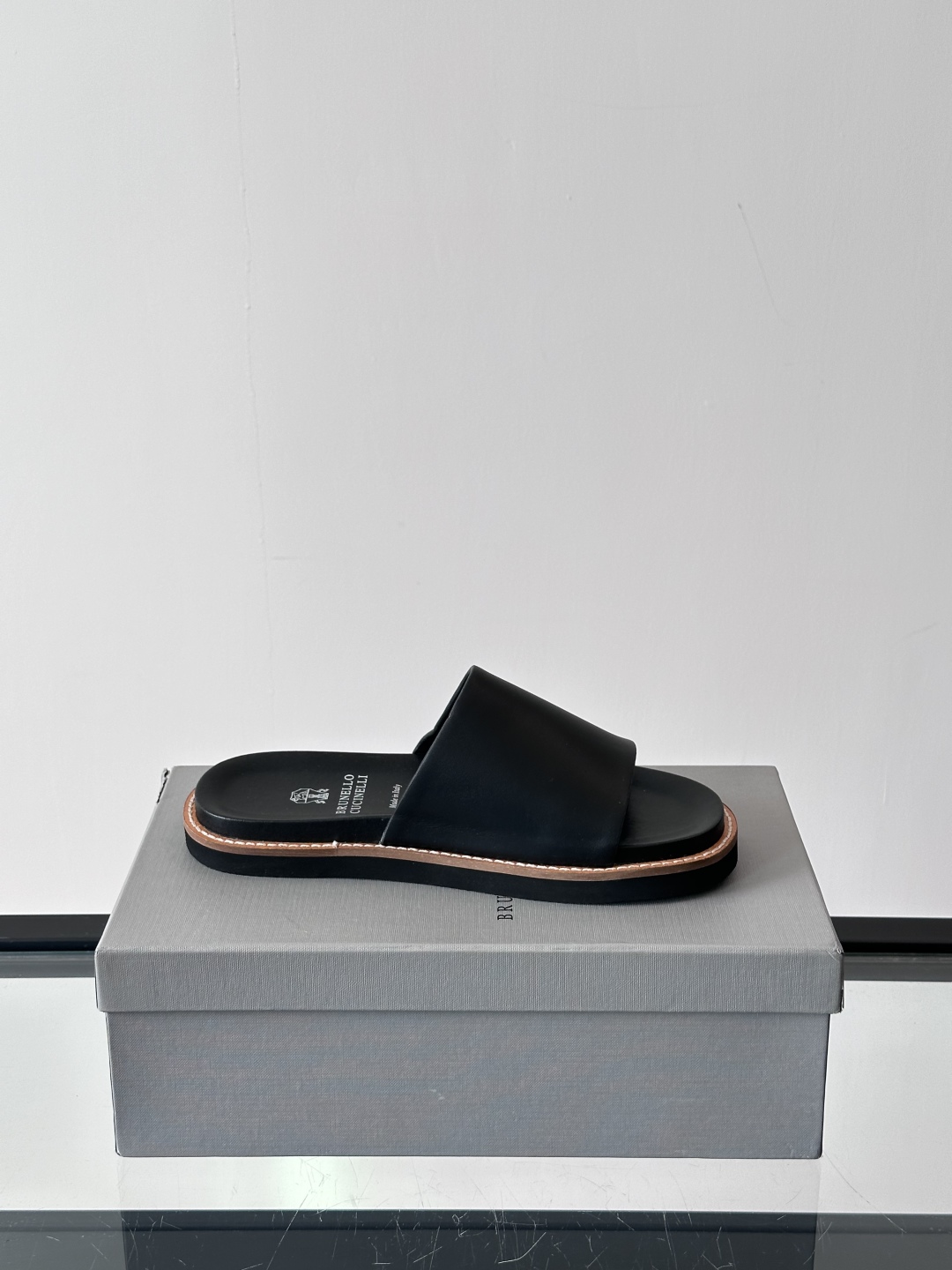 Brunello Cucinelli BC新款男士牛皮凉鞋拖鞋，高端精品，气质优雅并存，采用进口小牛皮前