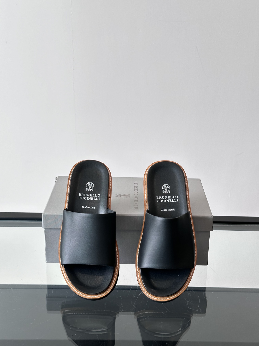 Brunello Cucinelli BC新款男士牛皮凉鞋拖鞋，高端精品，气质优雅并存，采用进口小牛皮前