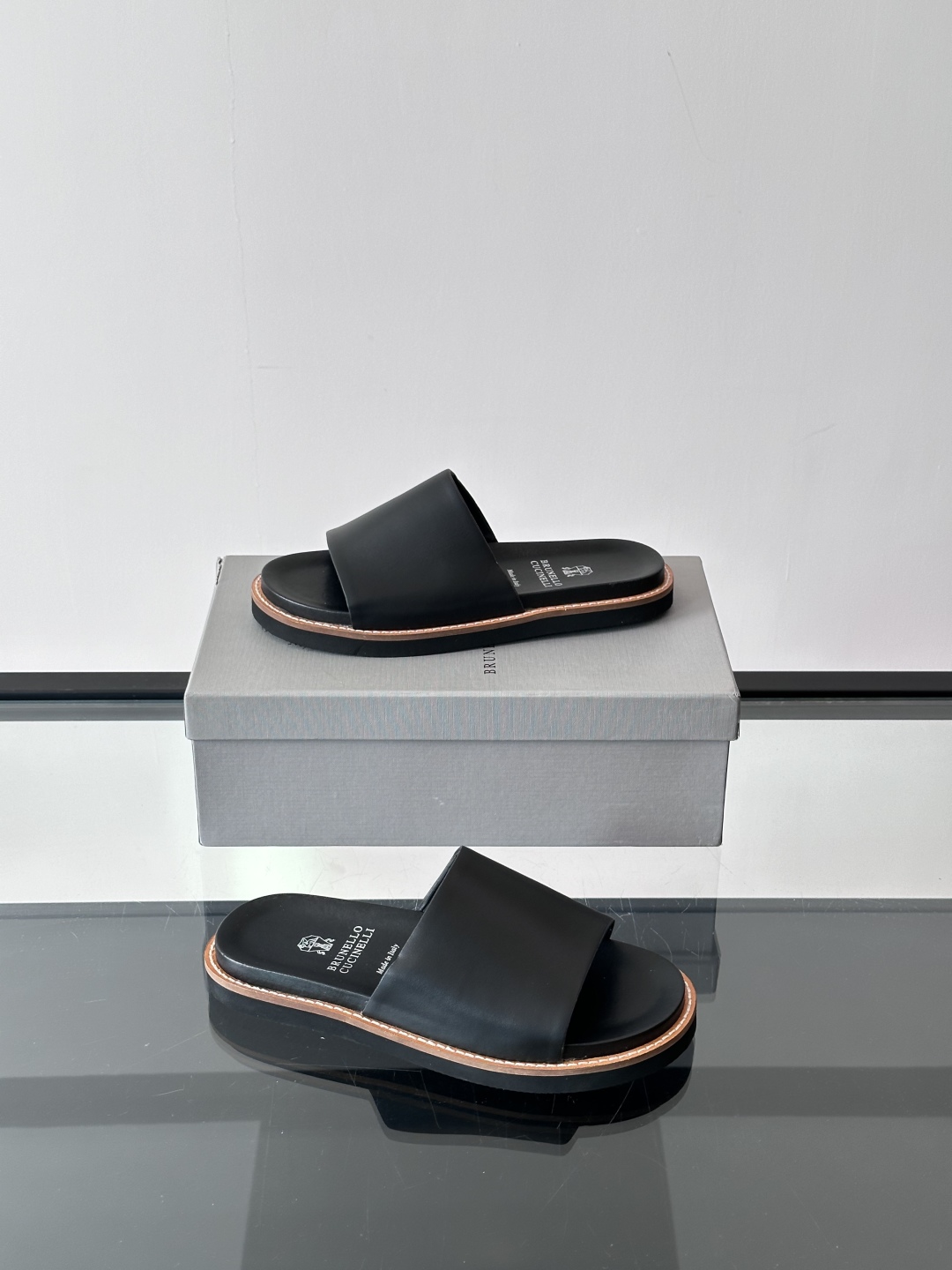 Brunello Cucinelli BC新款男士牛皮凉鞋拖鞋，高端精品，气质优雅并存，采用进口小牛皮前