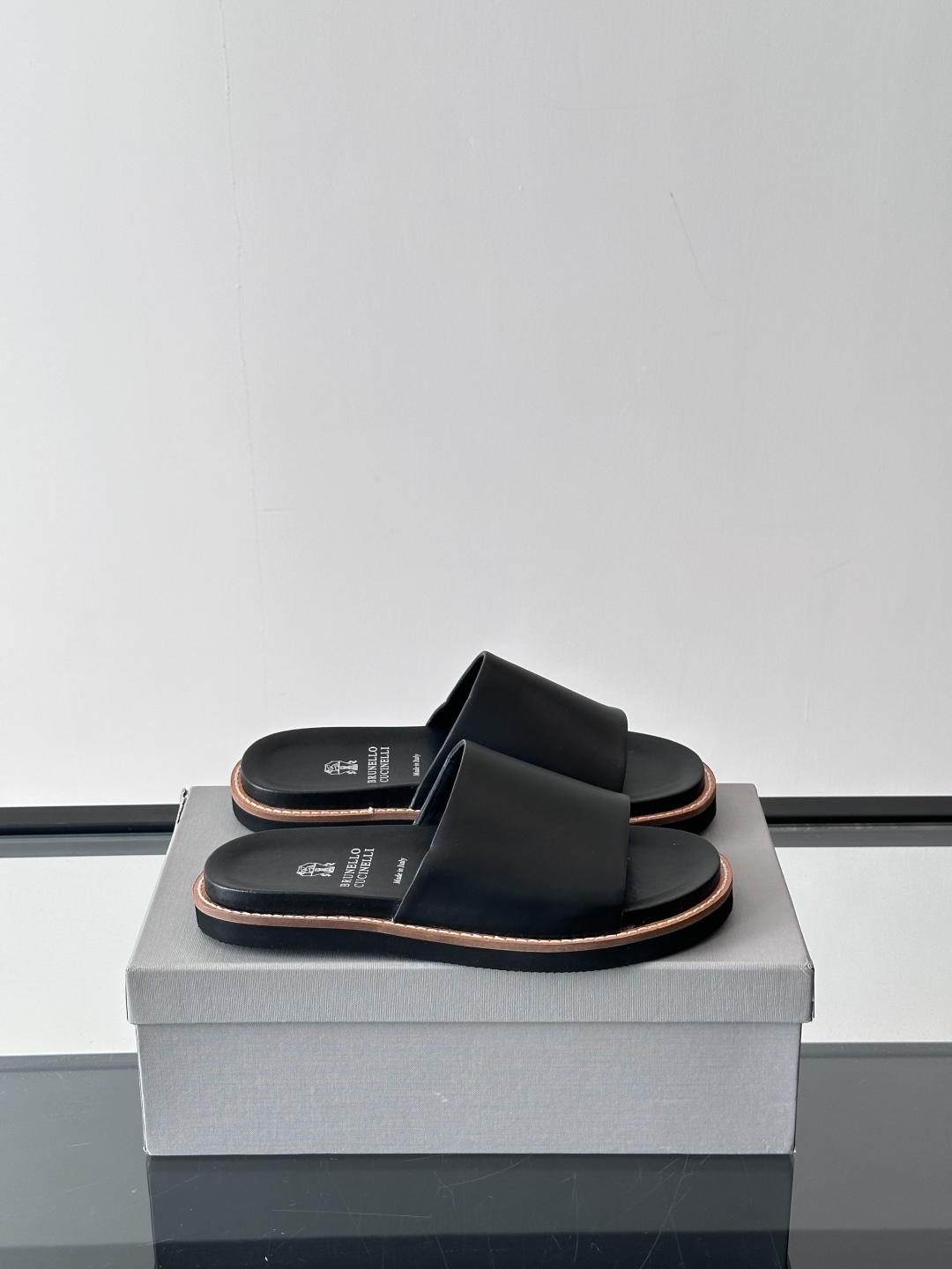 Brunello Cucinelli BC新款男士牛皮凉鞋拖鞋，高端精品，气质优雅并存，采用进口小牛皮前