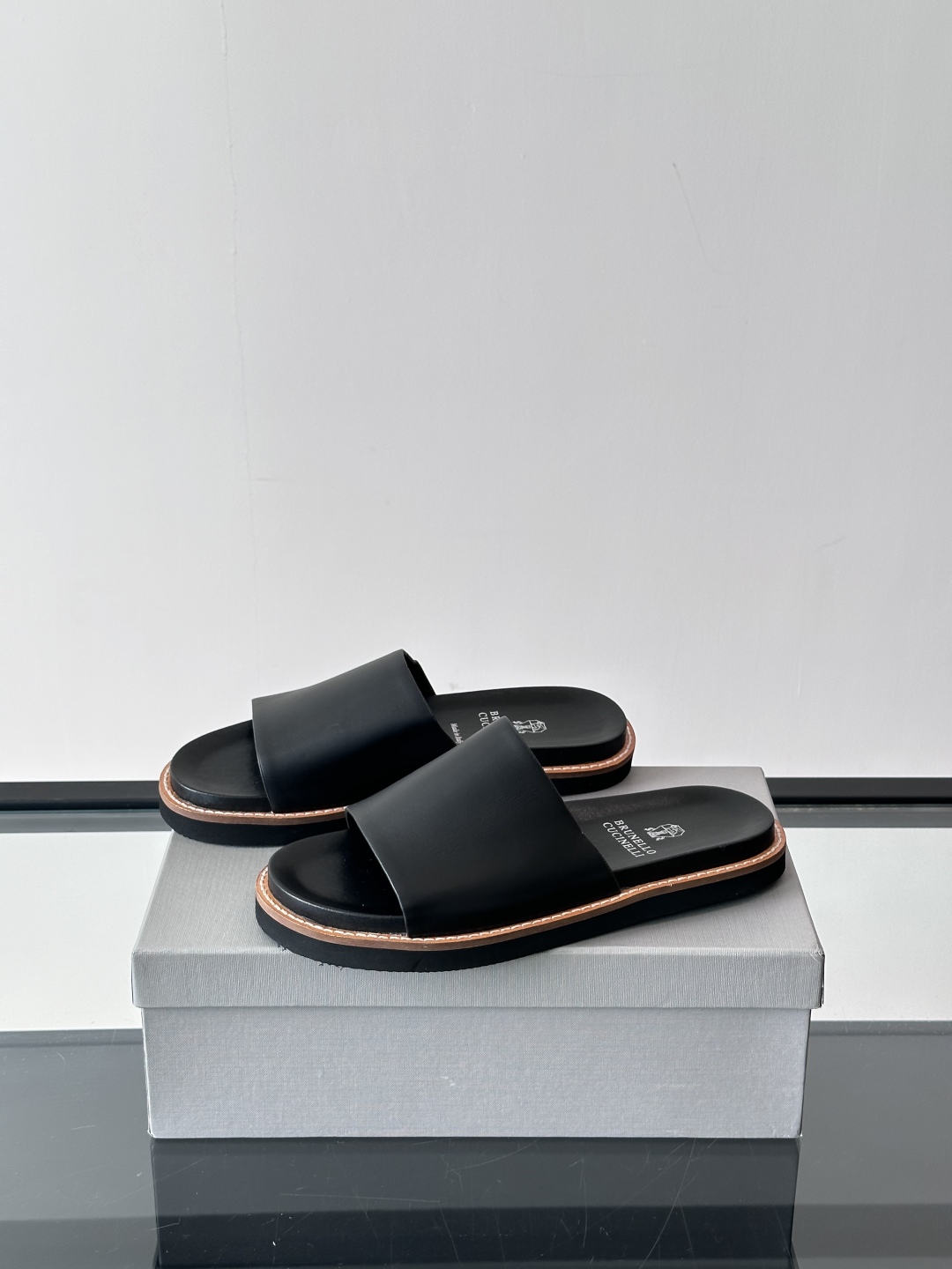 Brunello Cucinelli BC新款男士牛皮凉鞋拖鞋，高端精品，气质优雅并存，采用进口小牛皮前