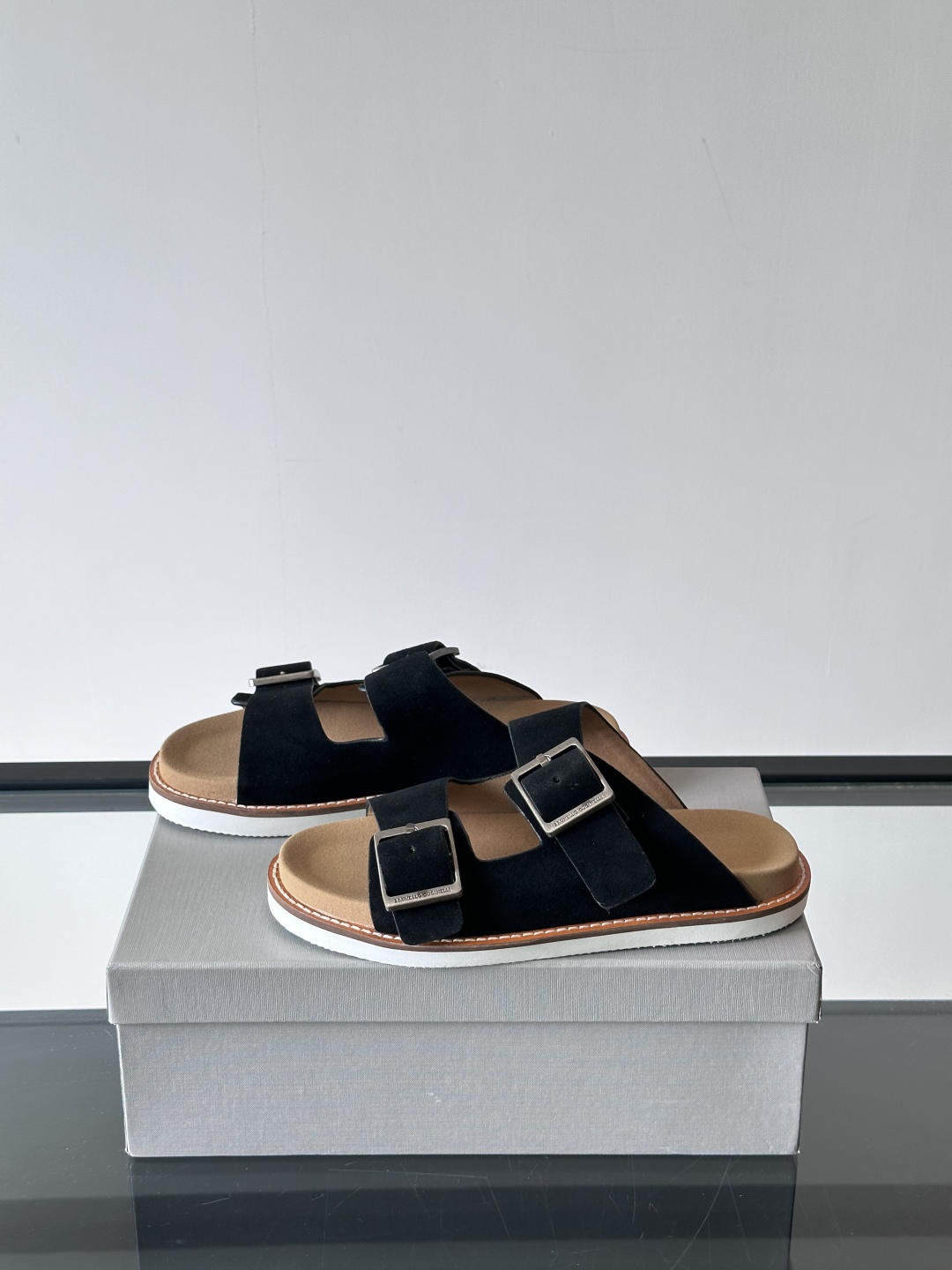 Brunello Cucinelli BC新款男士牛皮凉鞋拖鞋，高端精品，气质优雅并存，采用进口反绒牛皮