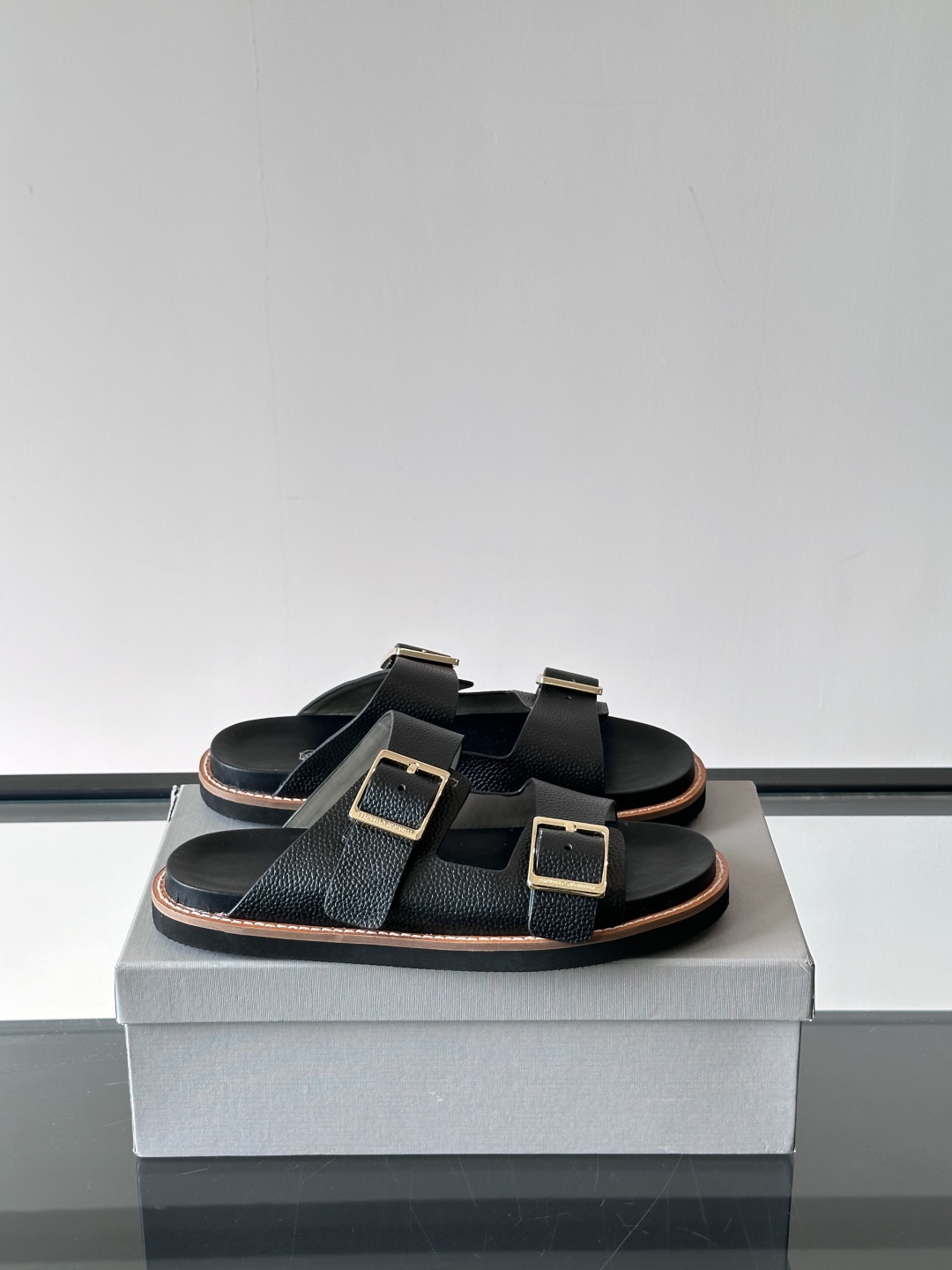 Brunello Cucinelli BC新款男士牛皮凉鞋拖鞋，高端精品，气质优雅并存，采用进口反绒牛皮