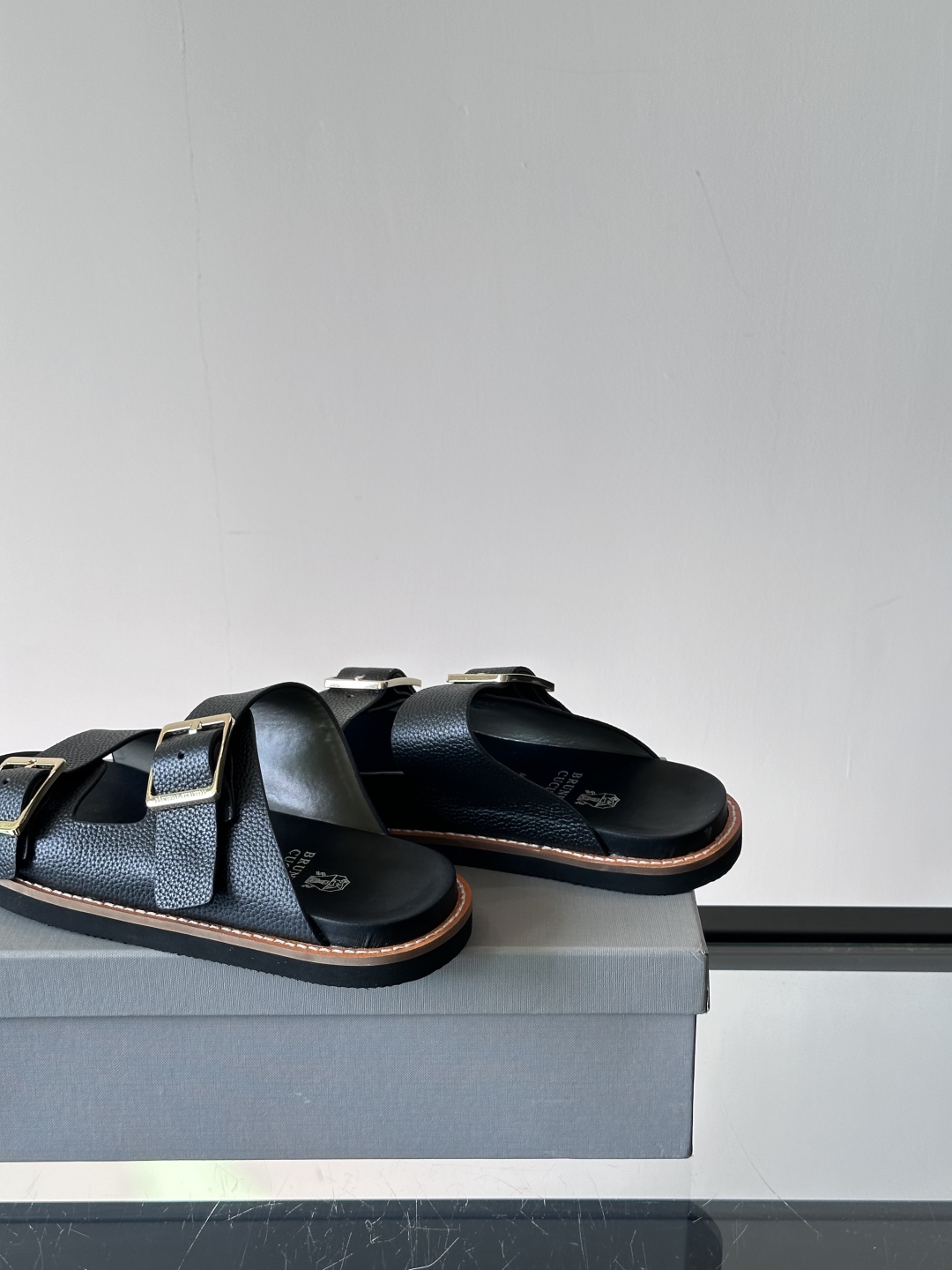 Brunello Cucinelli BC新款男士牛皮凉鞋拖鞋，高端精品，气质优雅并存，采用进口反绒牛皮