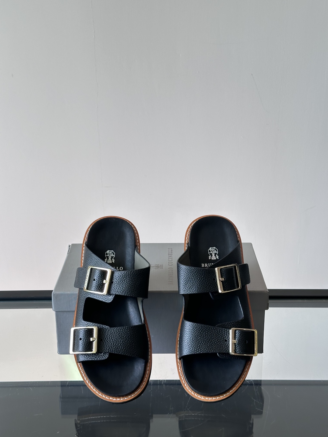 Brunello Cucinelli BC新款男士牛皮凉鞋拖鞋，高端精品，气质优雅并存，采用进口反绒牛皮
