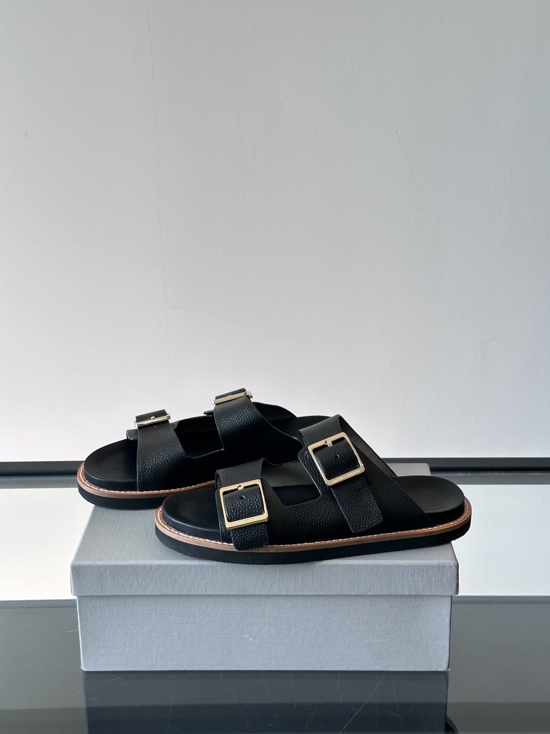 Brunello Cucinelli BC新款男士牛皮凉鞋拖鞋，高端精品，气质优雅并存，采用进口反绒牛皮