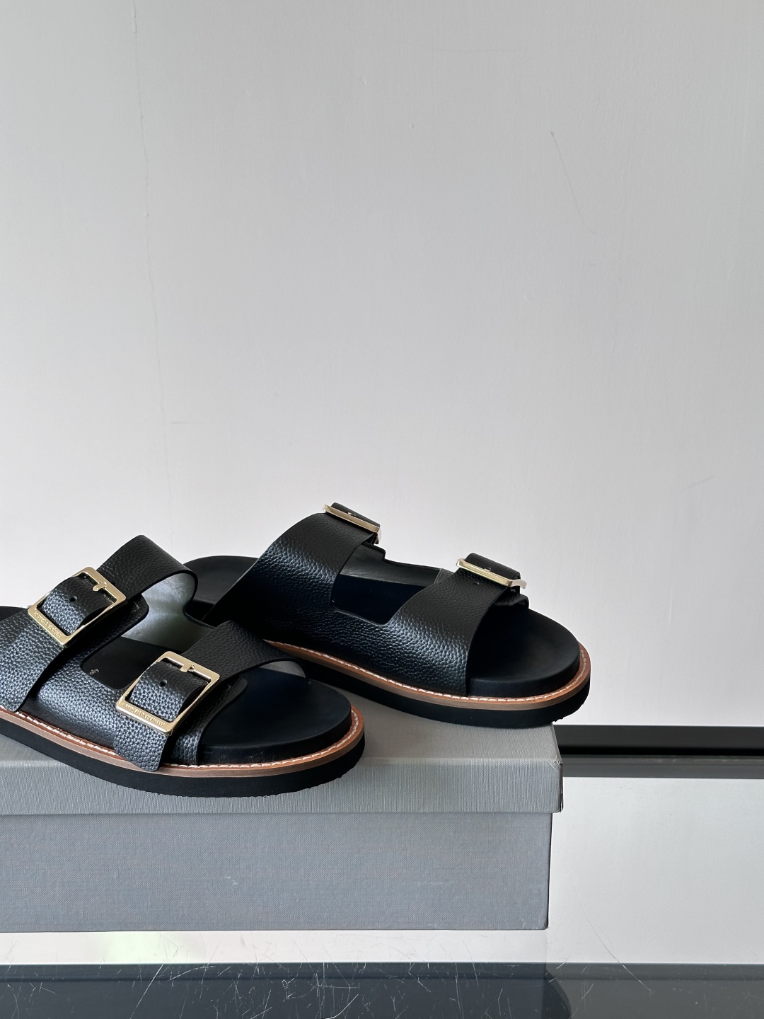 Brunello Cucinelli BC新款男士牛皮凉鞋拖鞋，高端精品，气质优雅并存，采用进口反绒牛皮