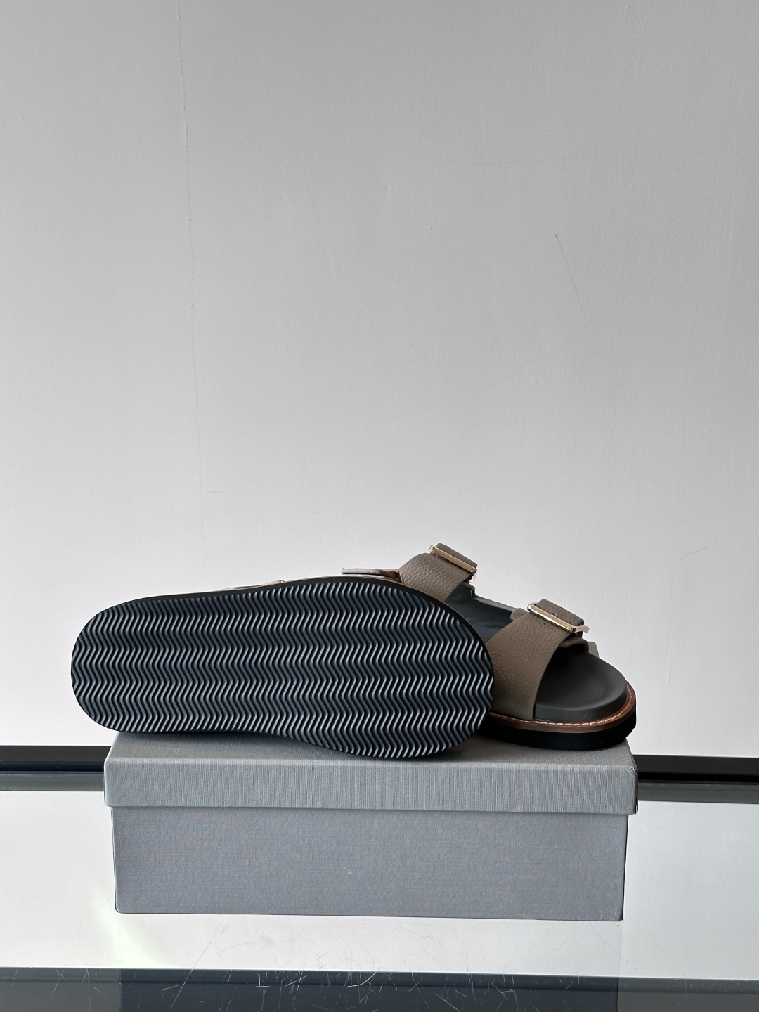 Brunello Cucinelli BC新款男士牛皮凉鞋拖鞋，高端精品，气质优雅并存，采用进口反绒牛皮