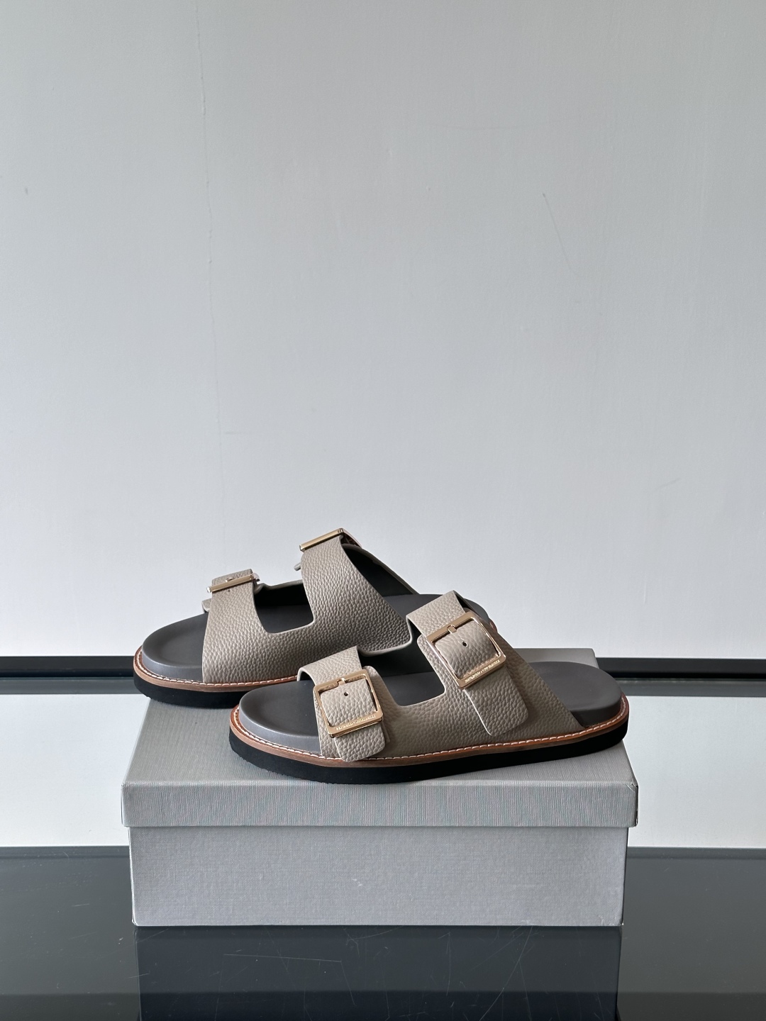 Brunello Cucinelli BC新款男士牛皮凉鞋拖鞋，高端精品，气质优雅并存，采用进口反绒牛皮