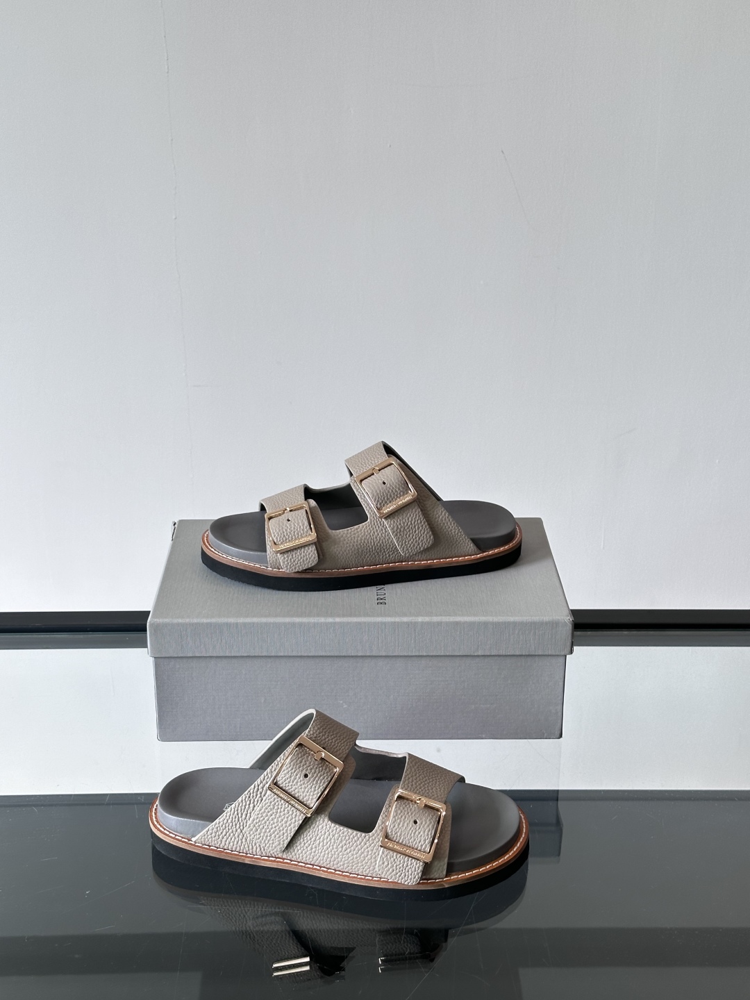 Brunello Cucinelli BC新款男士牛皮凉鞋拖鞋，高端精品，气质优雅并存，采用进口反绒牛皮