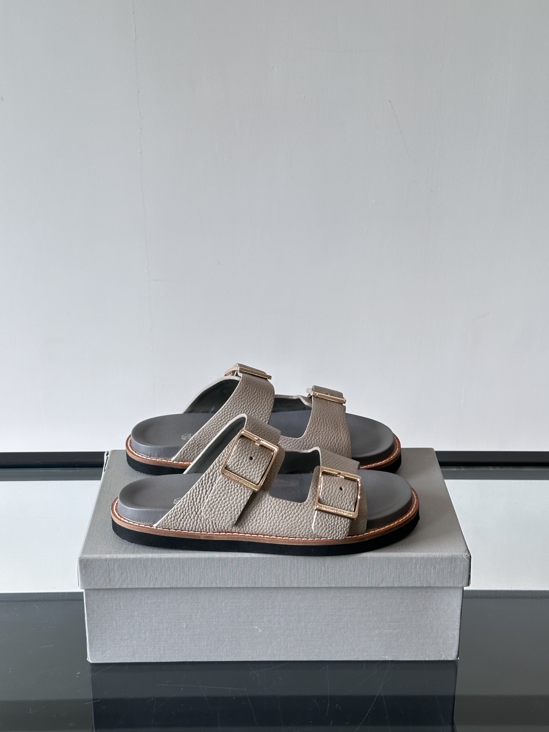 Brunello Cucinelli BC新款男士牛皮凉鞋拖鞋，高端精品，气质优雅并存，采用进口反绒牛皮