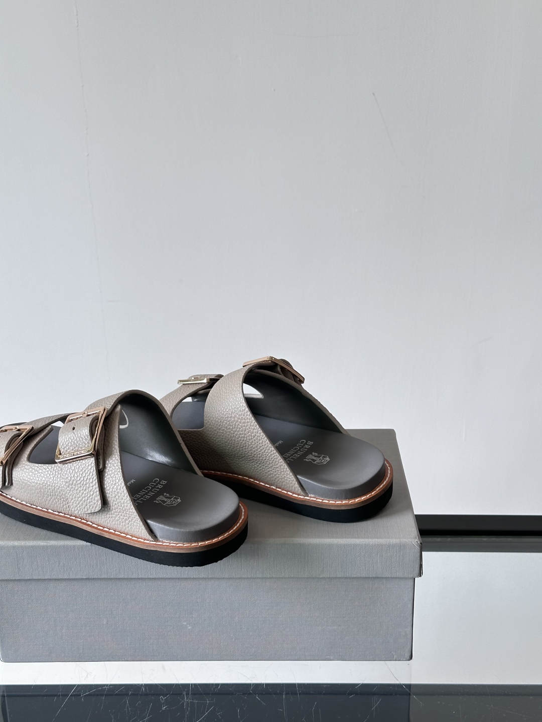 Brunello Cucinelli BC新款男士牛皮凉鞋拖鞋，高端精品，气质优雅并存，采用进口反绒牛皮