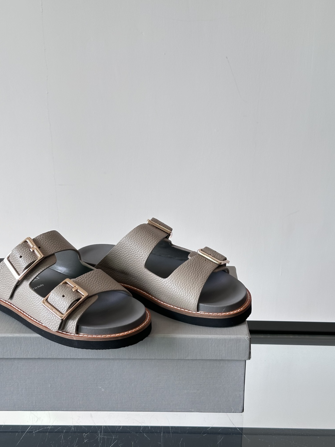 Brunello Cucinelli BC新款男士牛皮凉鞋拖鞋，高端精品，气质优雅并存，采用进口反绒牛皮