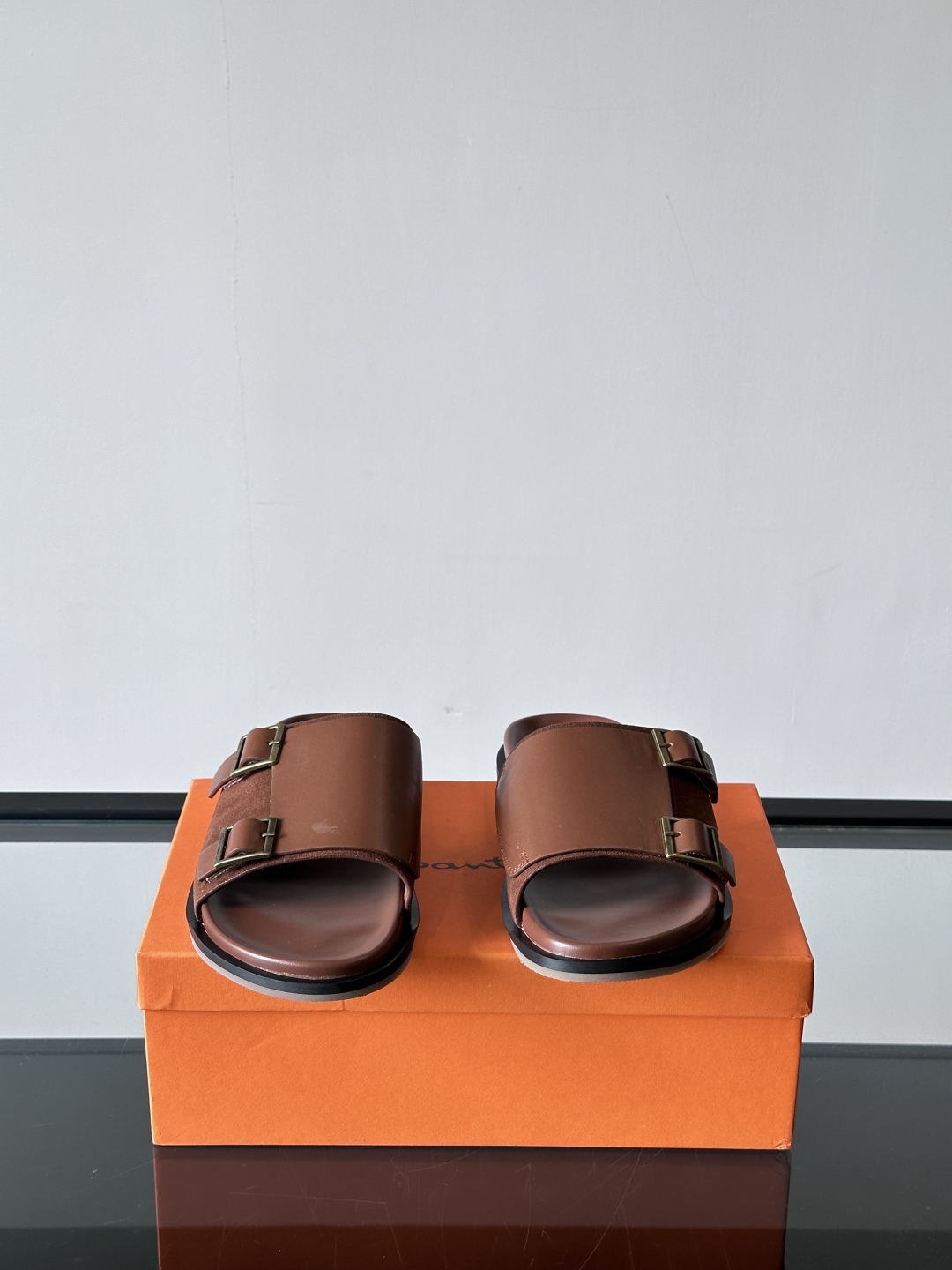 Santoni/圣东尼 意大利男士手工小牛皮真皮拖鞋凉鞋🩴，这个意大利纯手工鞋履品牌的每一双鞋设计简洁经