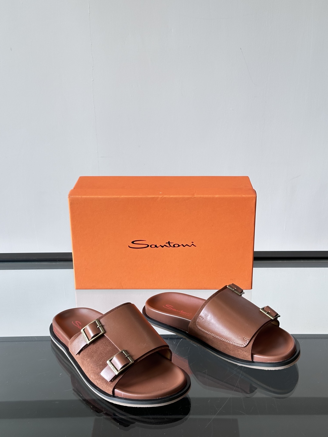 Santoni/圣东尼 意大利男士手工小牛皮真皮拖鞋凉鞋🩴，这个意大利纯手工鞋履品牌的每一双鞋设计简洁经