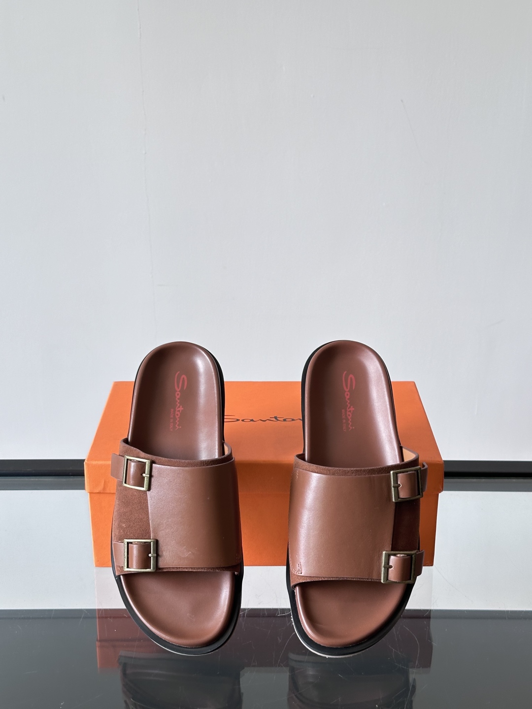 Santoni/圣东尼 意大利男士手工小牛皮真皮拖鞋凉鞋🩴，这个意大利纯手工鞋履品牌的每一双鞋设计简洁经