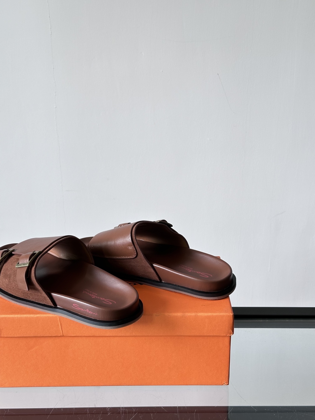 Santoni/圣东尼 意大利男士手工小牛皮真皮拖鞋凉鞋🩴，这个意大利纯手工鞋履品牌的每一双鞋设计简洁经