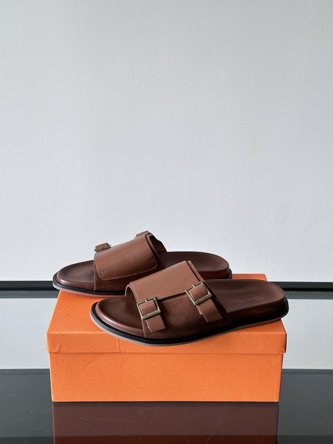 Santoni/圣东尼 意大利男士手工小牛皮真皮拖鞋凉鞋🩴，这个意大利纯手工鞋履品牌的每一双鞋设计简洁经