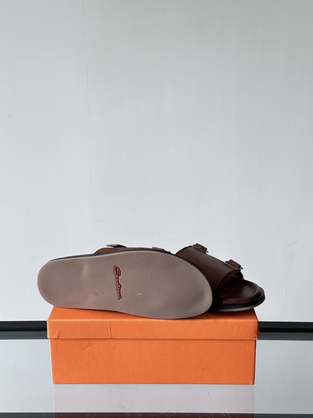 Santoni/圣东尼 意大利男士手工小牛皮真皮拖鞋凉鞋🩴，这个意大利纯手工鞋履品牌的每一双鞋设计简洁经