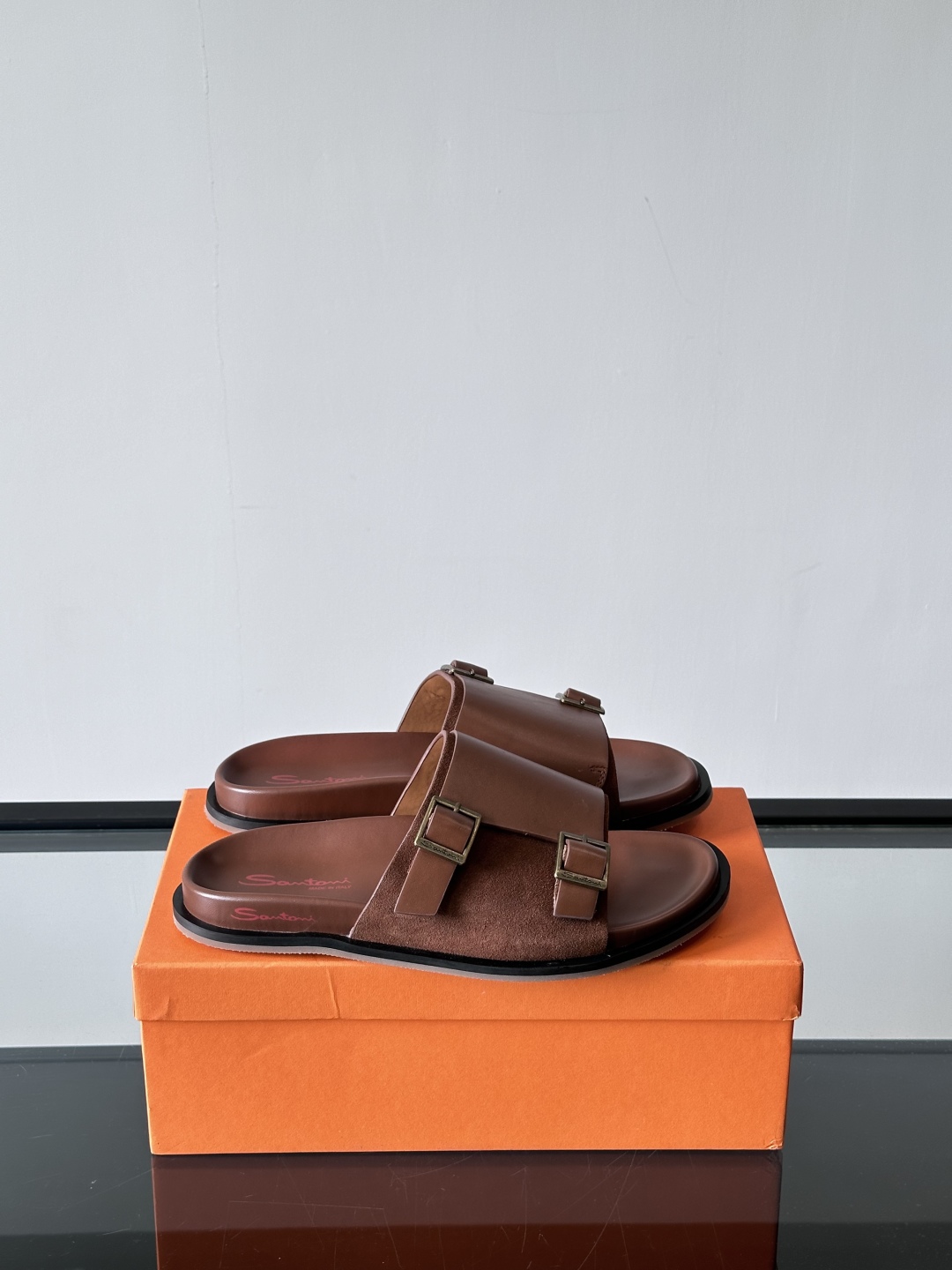 Santoni/圣东尼 意大利男士手工小牛皮真皮拖鞋凉鞋🩴，这个意大利纯手工鞋履品牌的每一双鞋设计简洁经