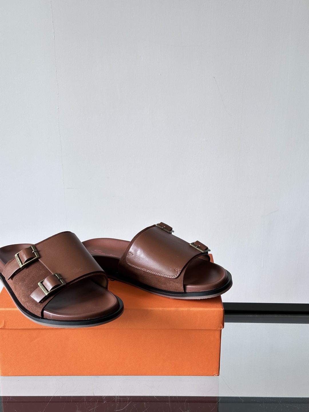 Santoni/圣东尼 意大利男士手工小牛皮真皮拖鞋凉鞋🩴，这个意大利纯手工鞋履品牌的每一双鞋设计简洁经
