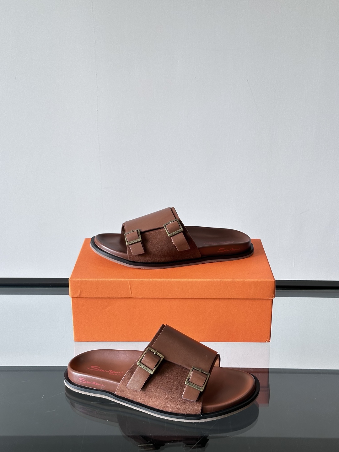 Santoni/圣东尼 意大利男士手工小牛皮真皮拖鞋凉鞋🩴，这个意大利纯手工鞋履品牌的每一双鞋设计简洁经