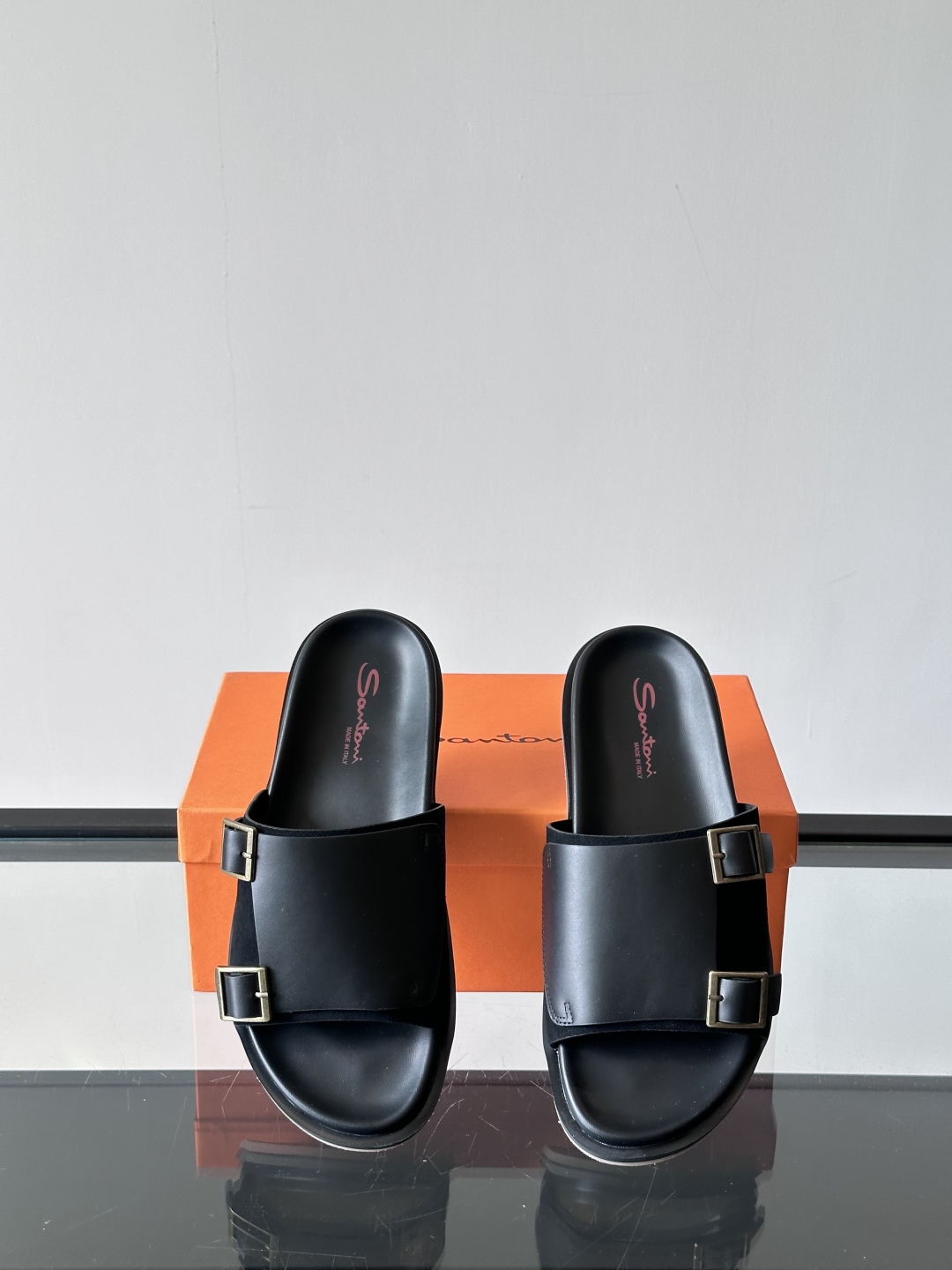 Santoni/圣东尼 意大利男士手工小牛皮真皮拖鞋凉鞋🩴，这个意大利纯手工鞋履品牌的每一双鞋设计简洁经